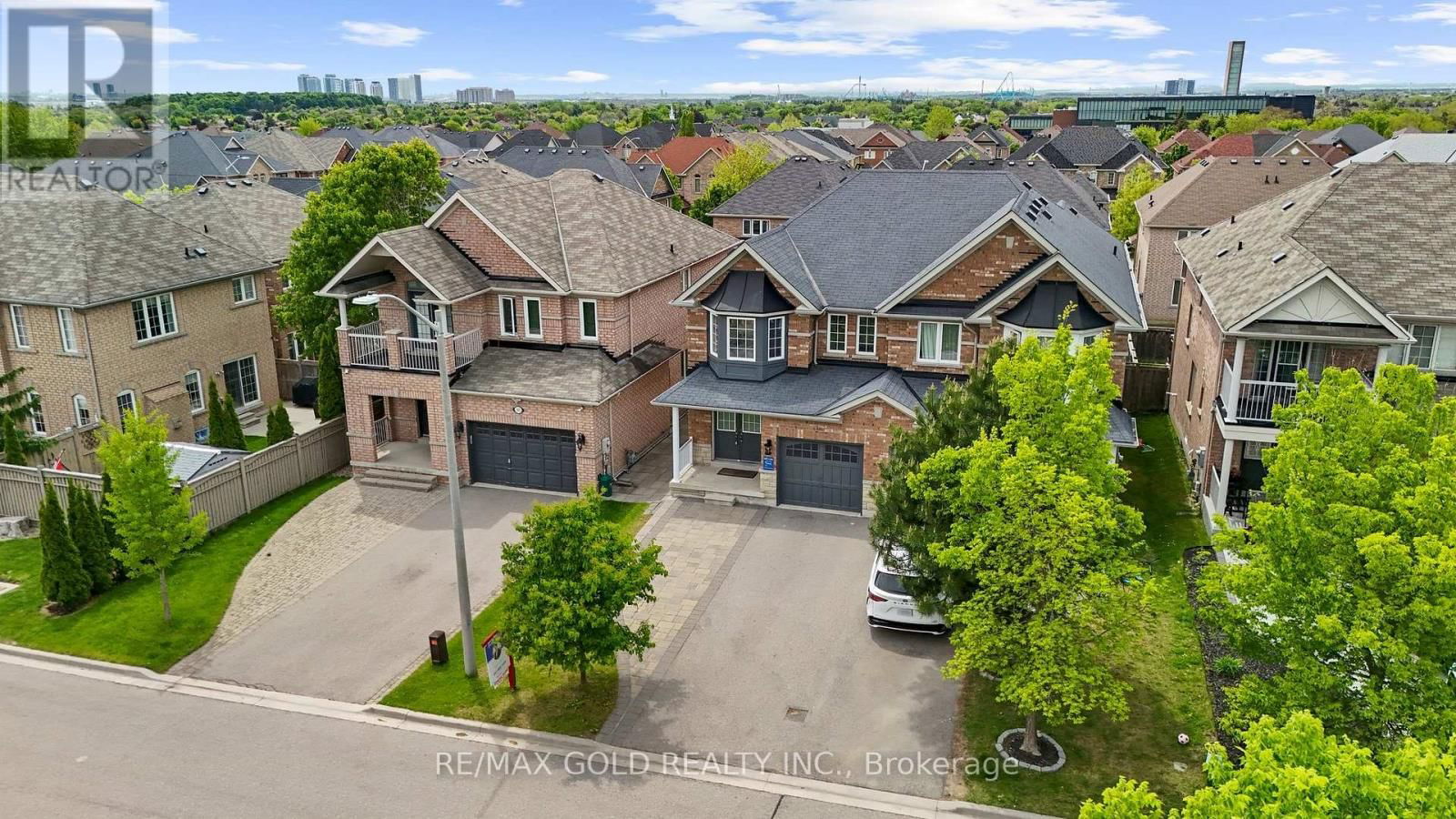 157 BLACK MAPLE CRESCENT Image 44