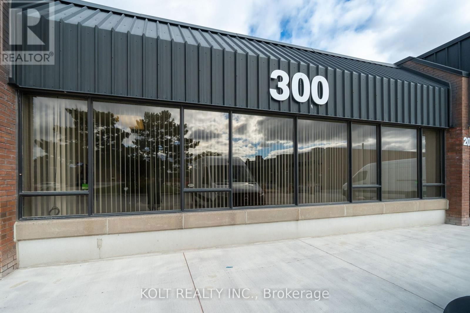 26 - 300 ESNA PARK DRIVE Image 1