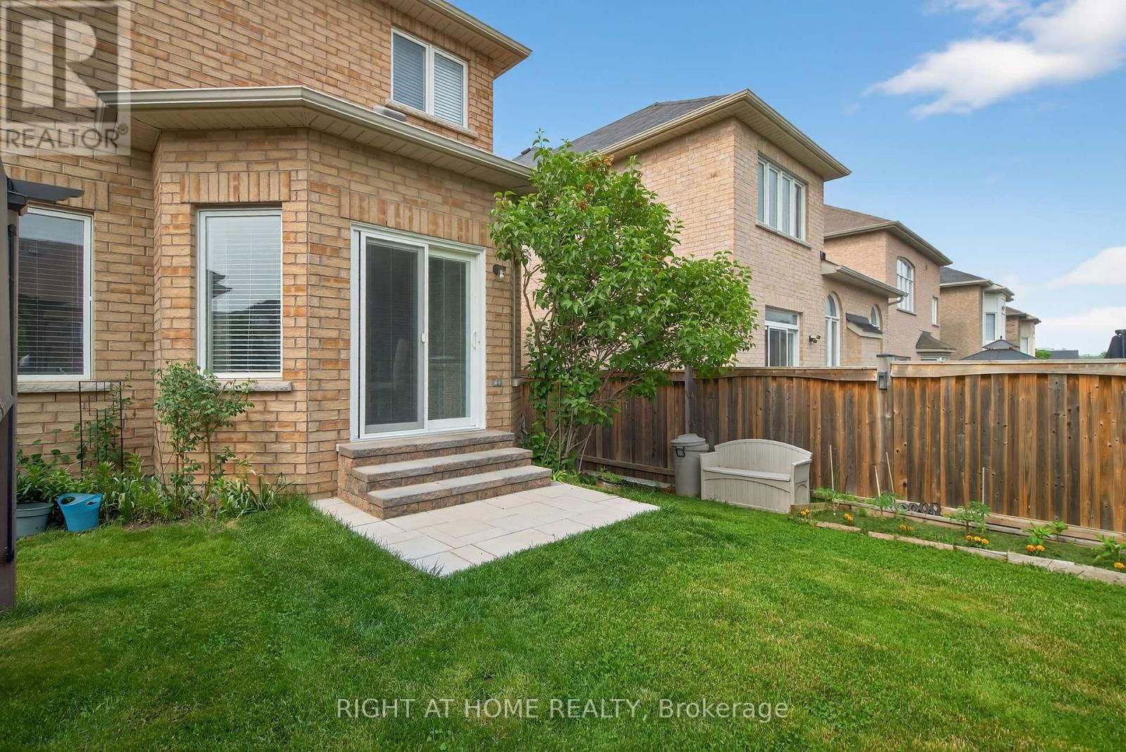 268 CARRIER CRESCENT Image 36