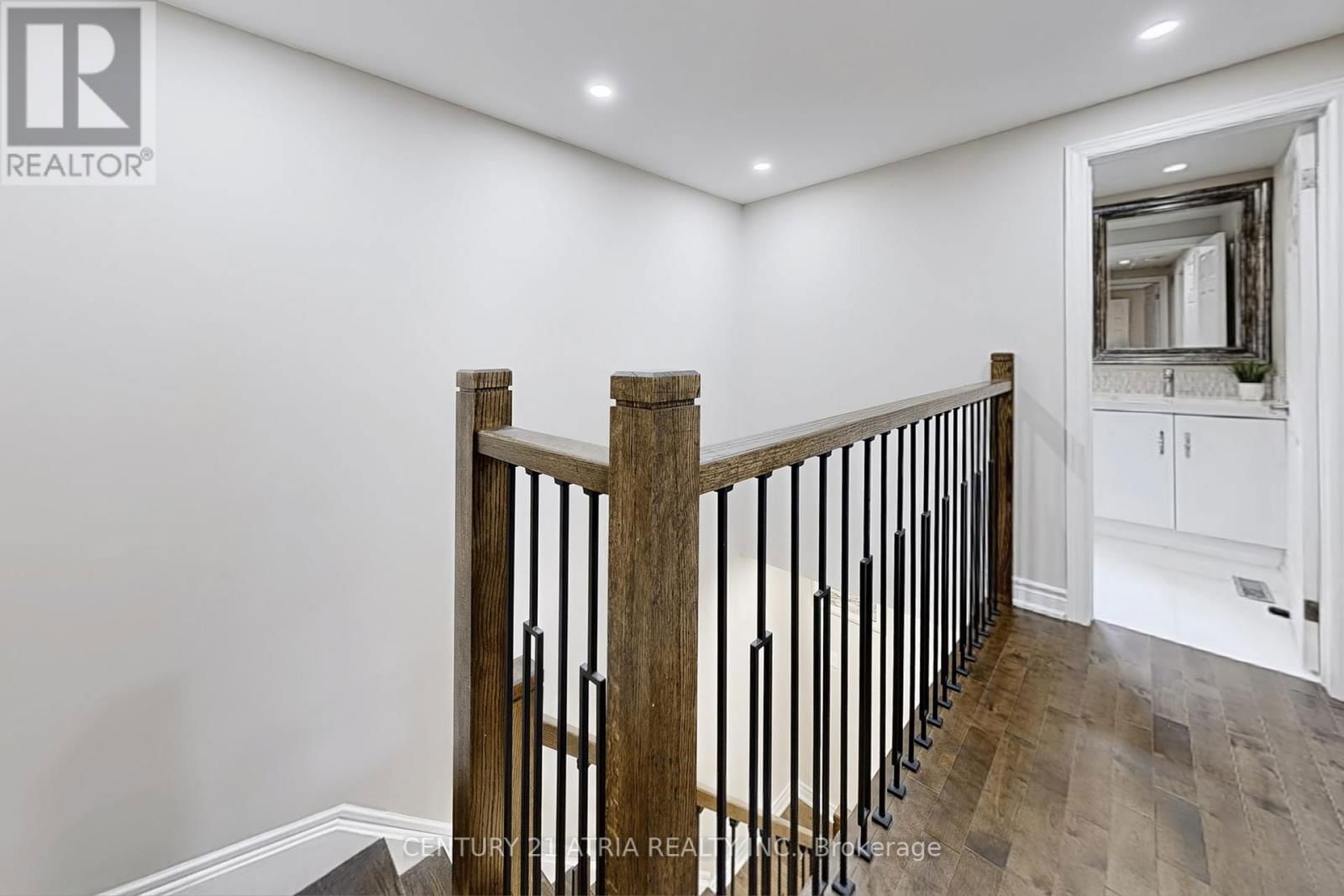 60 STEEPLEVIEW CRESCENT Image 24