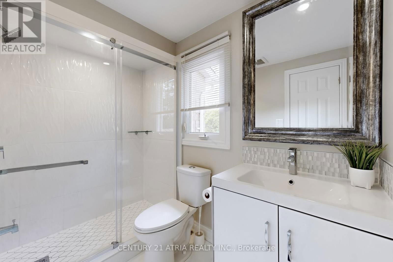 60 STEEPLEVIEW CRESCENT Image 32