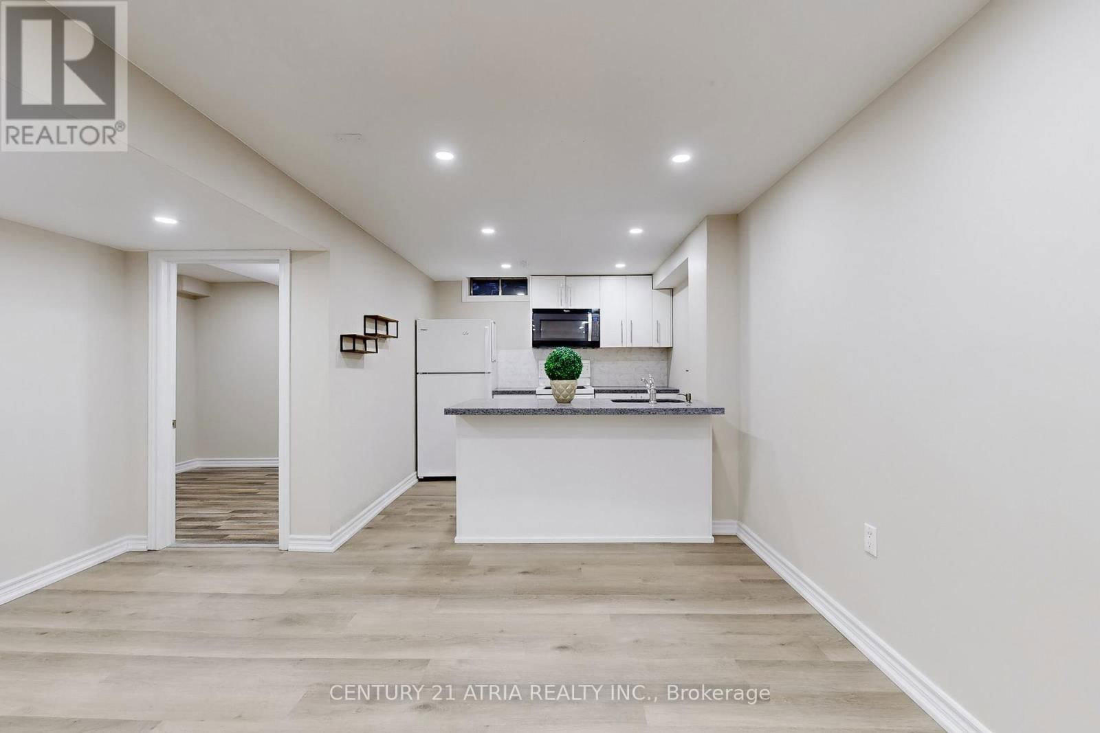 60 STEEPLEVIEW CRESCENT Image 36
