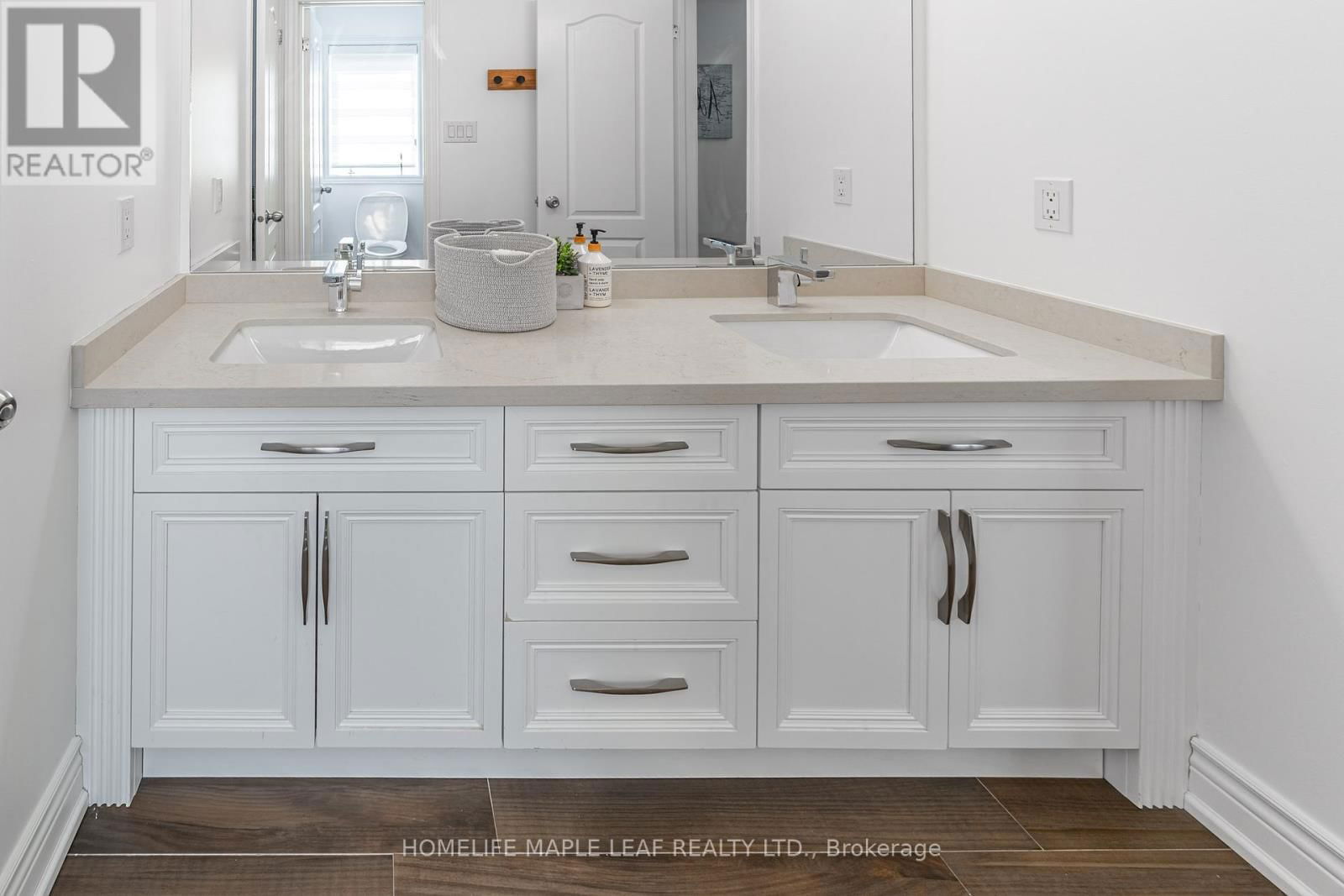 31 MAURIER BOULEVARD Image 21