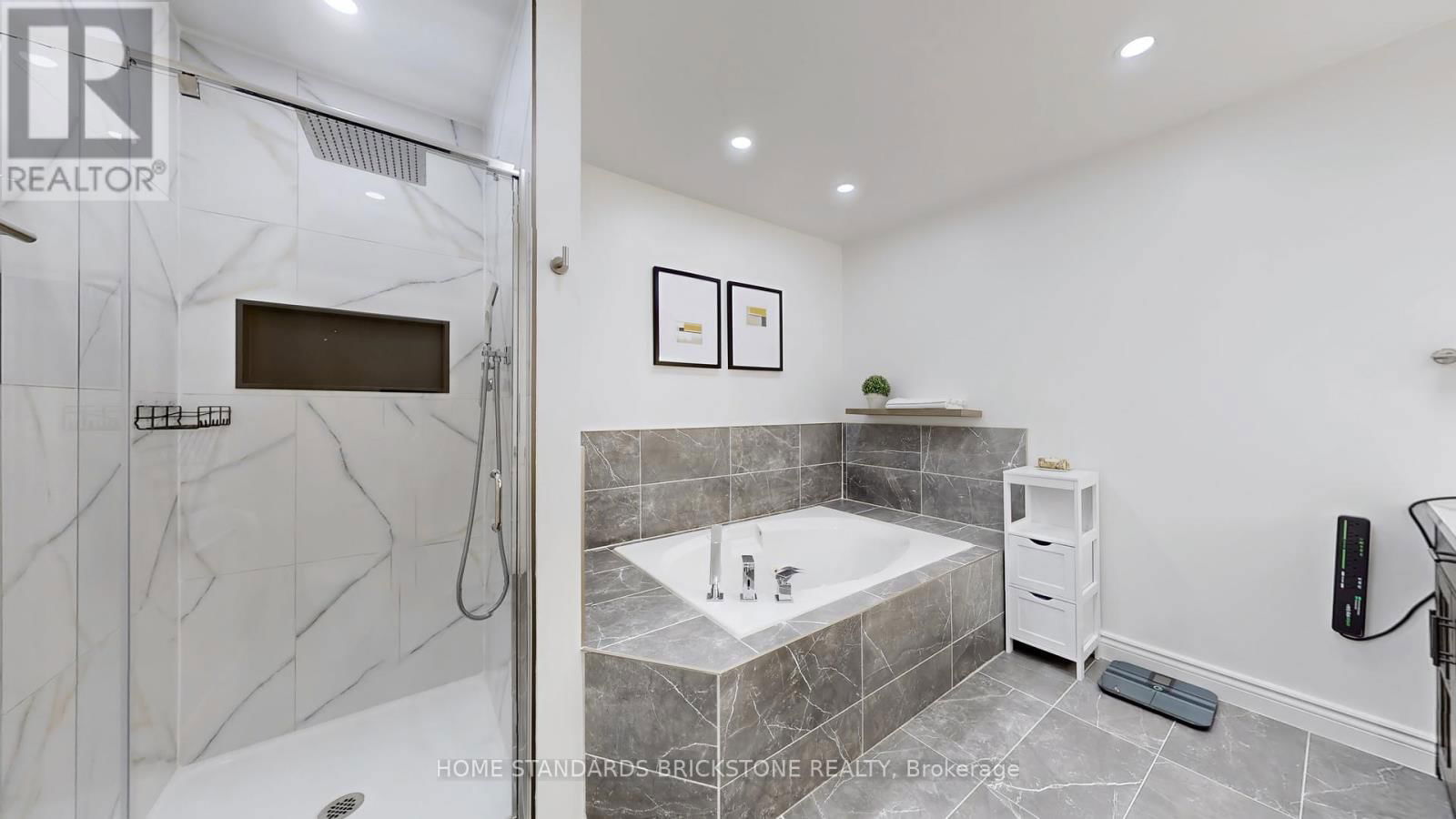 20 BROWNSTONE CIRCLE Image 15