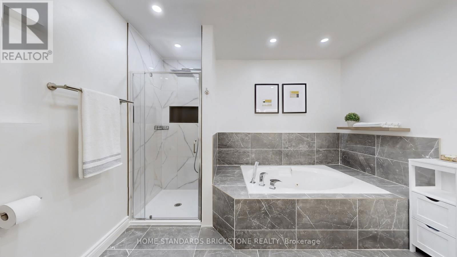 20 BROWNSTONE CIRCLE Image 16