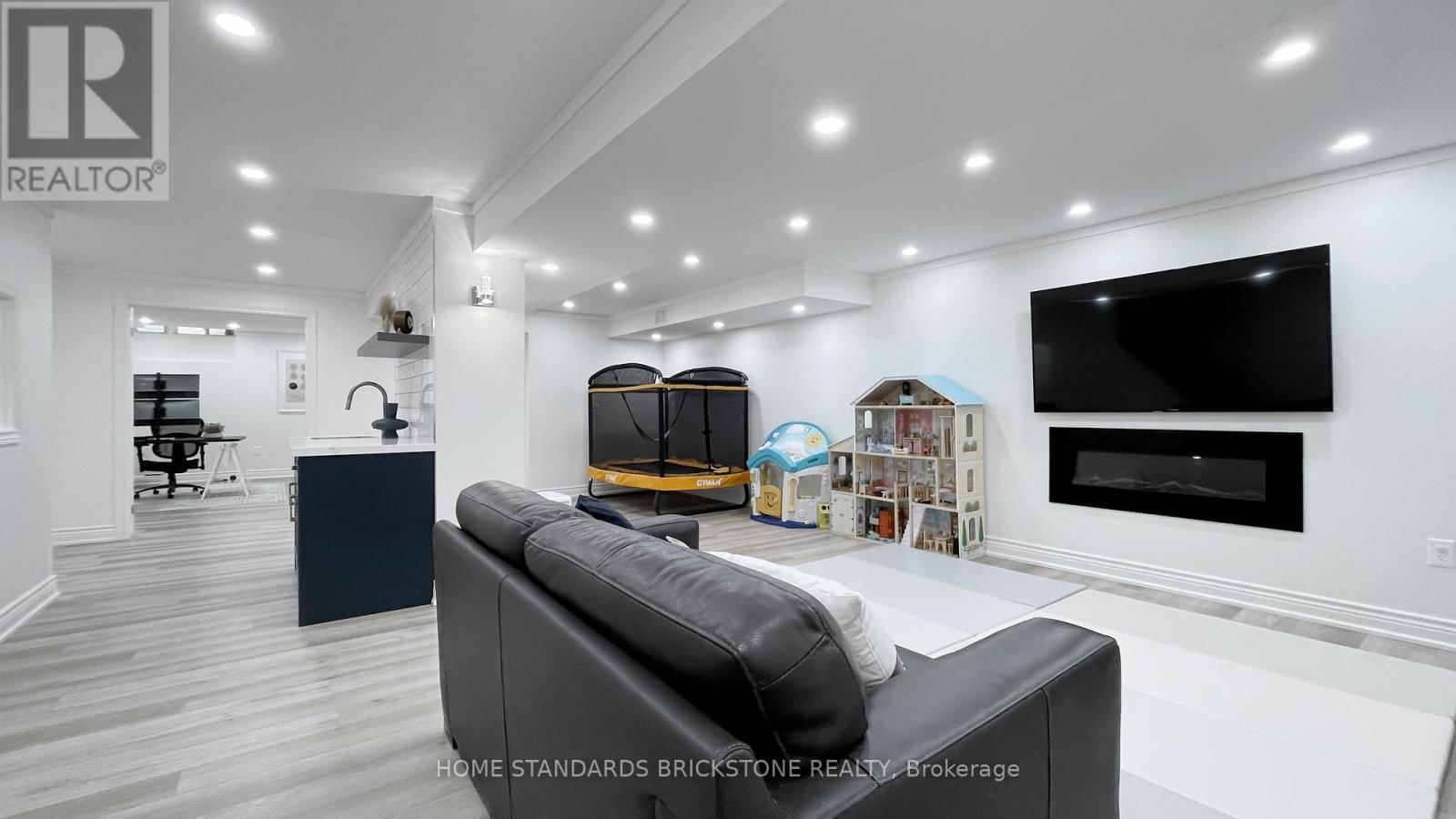 20 BROWNSTONE CIRCLE Image 21