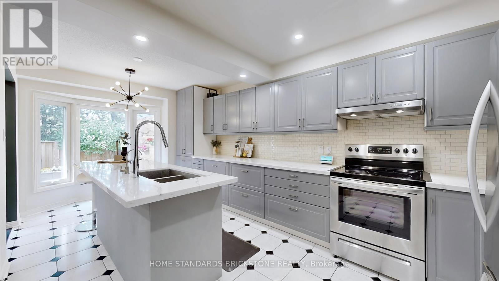 20 BROWNSTONE CIRCLE Image 6