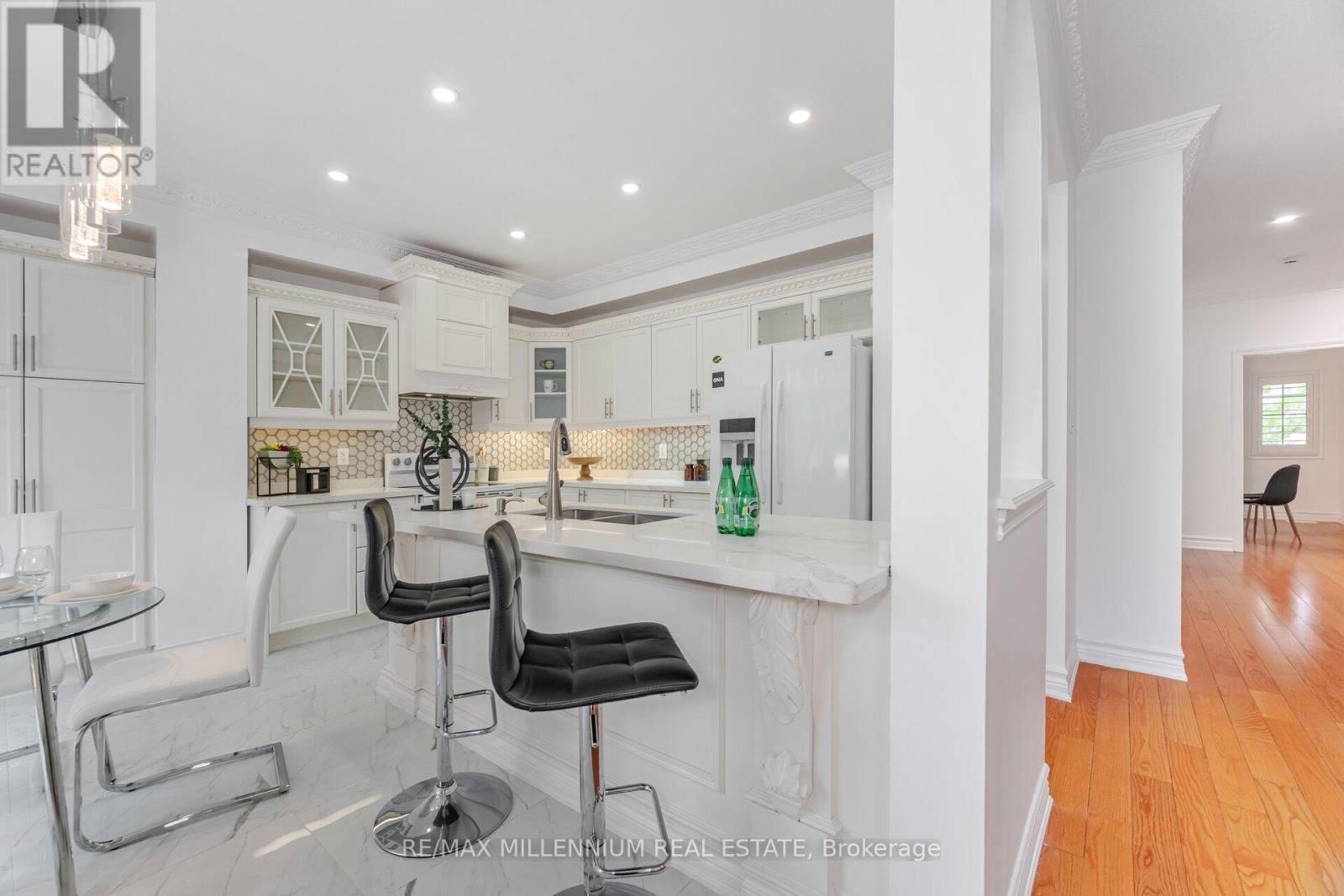 102 LAURIER AVENUE Image 11