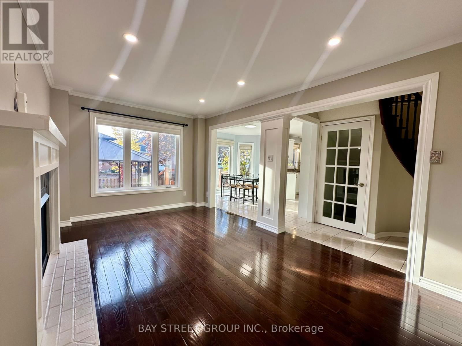 421 RENZIUS COURT Image 3