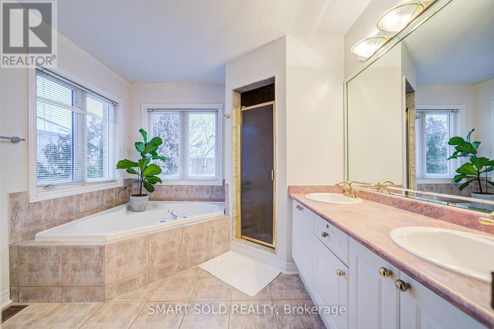 9 ALPINE CRESCENT Image 32