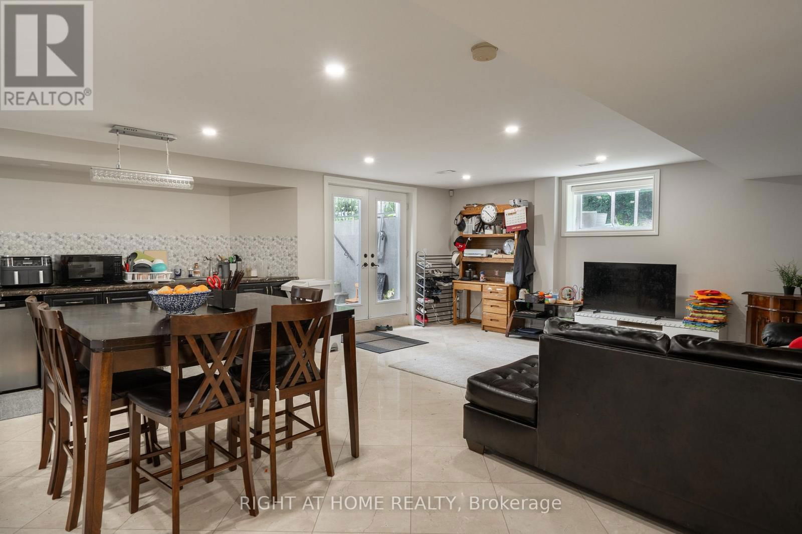 286 FERN AVENUE Image 18