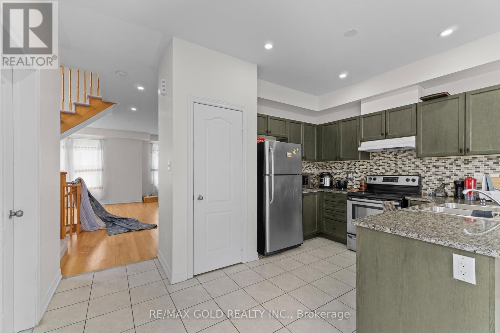 25 - 10 PORTER AVENUE WEST Image 12