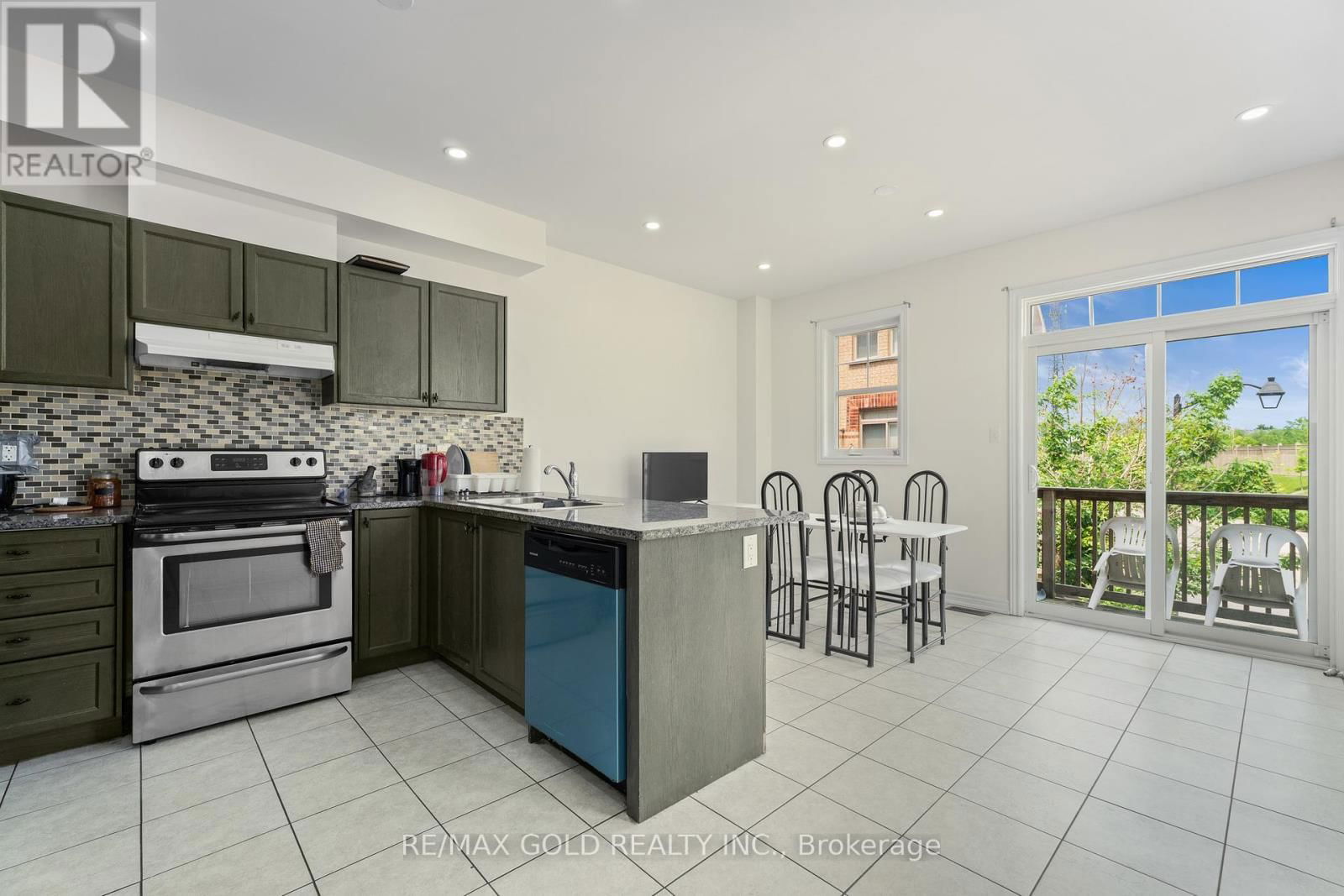 25 - 10 PORTER AVENUE WEST Image 13