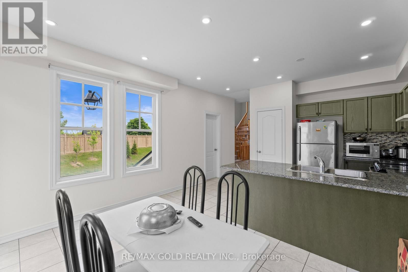 25 - 10 PORTER AVENUE WEST Image 14