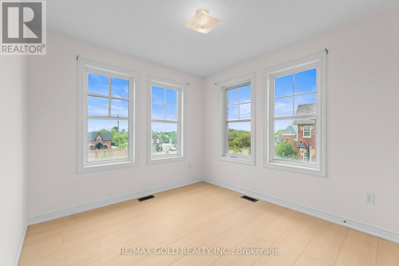 25 - 10 PORTER AVENUE WEST Image 22