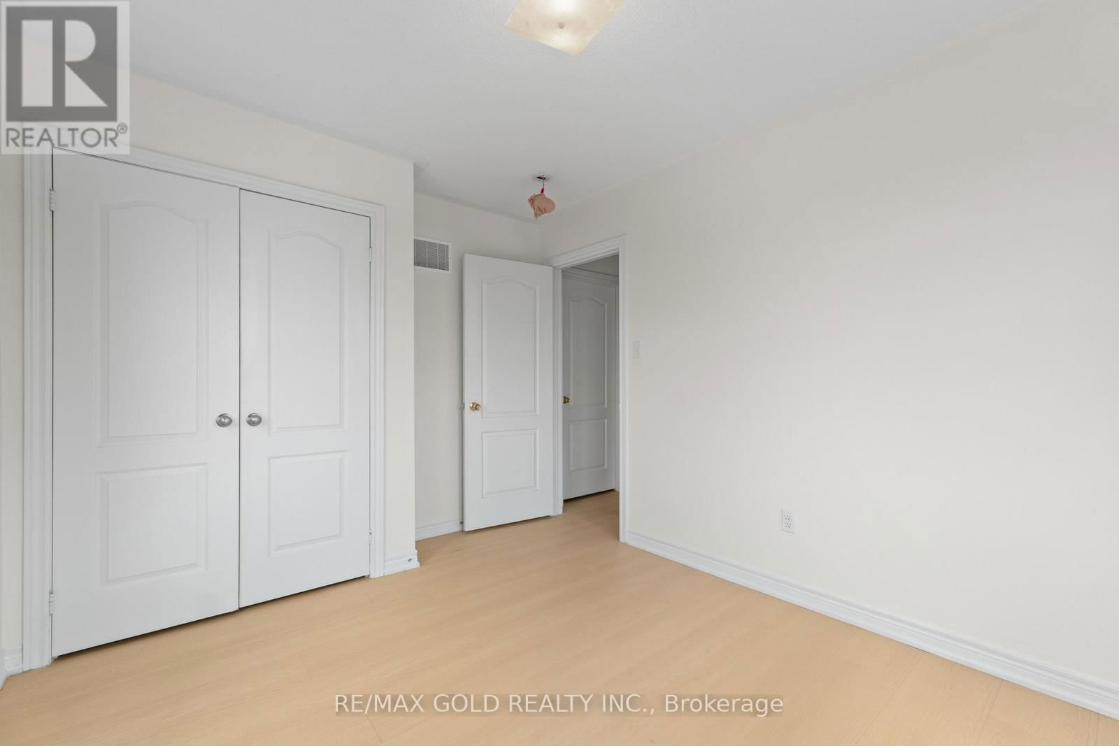 25 - 10 PORTER AVENUE WEST Image 23