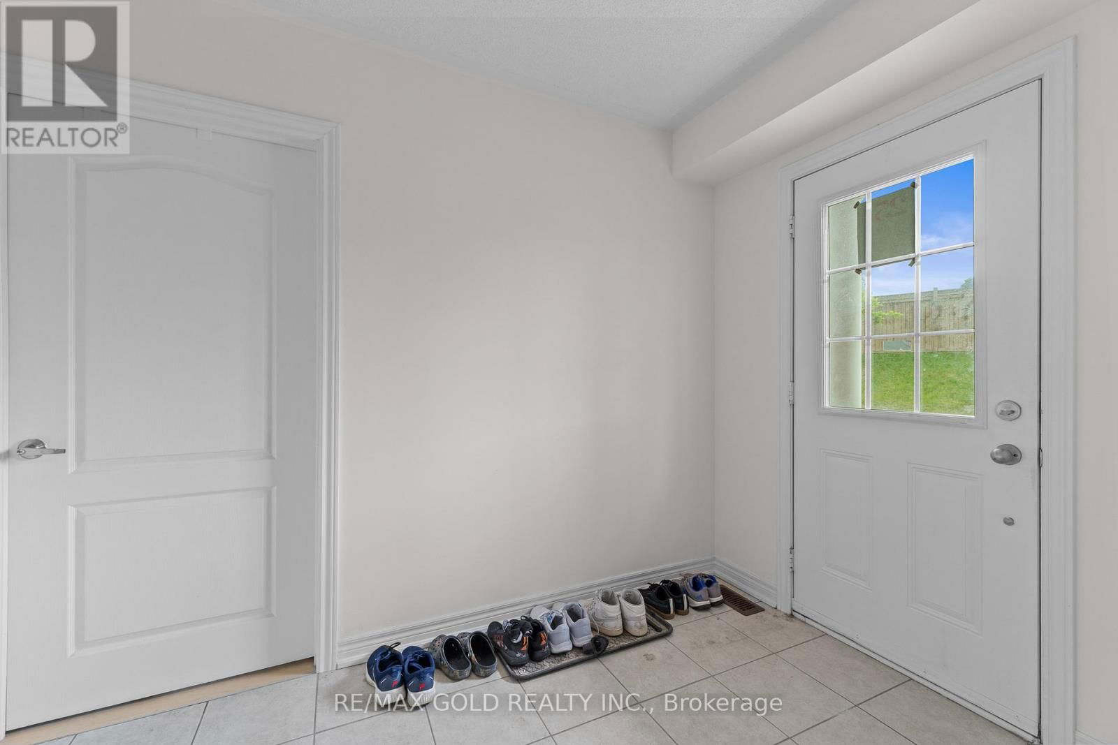 25 - 10 PORTER AVENUE WEST Image 5