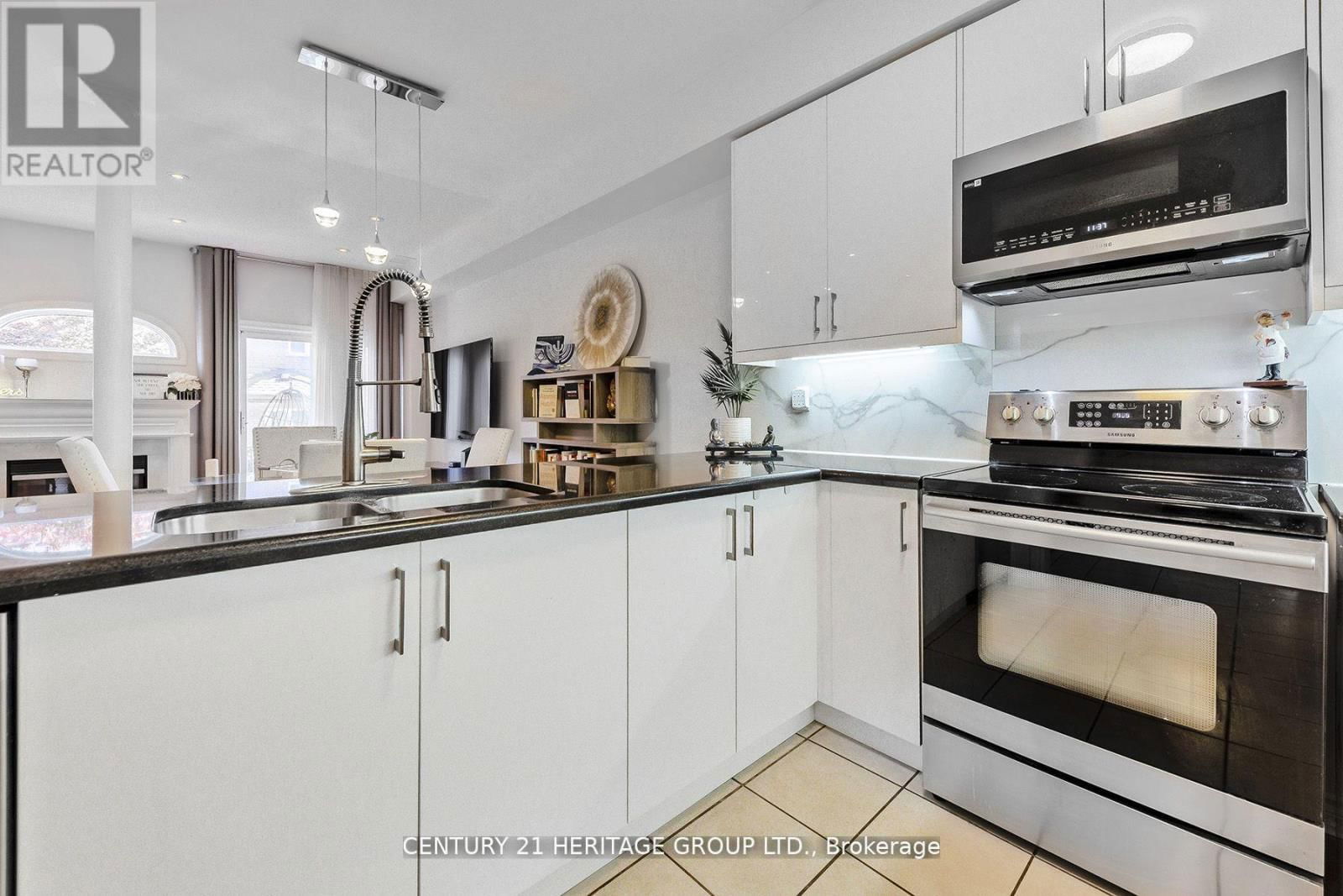 74 LANDER CRESCENT Image 11