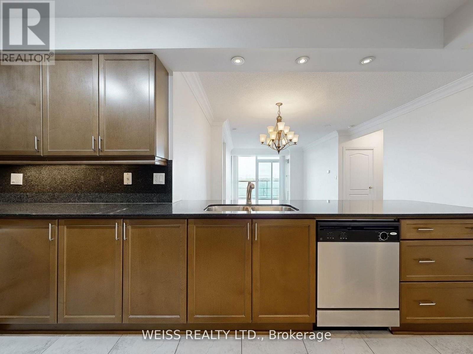 607 - 88 PROMENADE CIRCLE Image 6