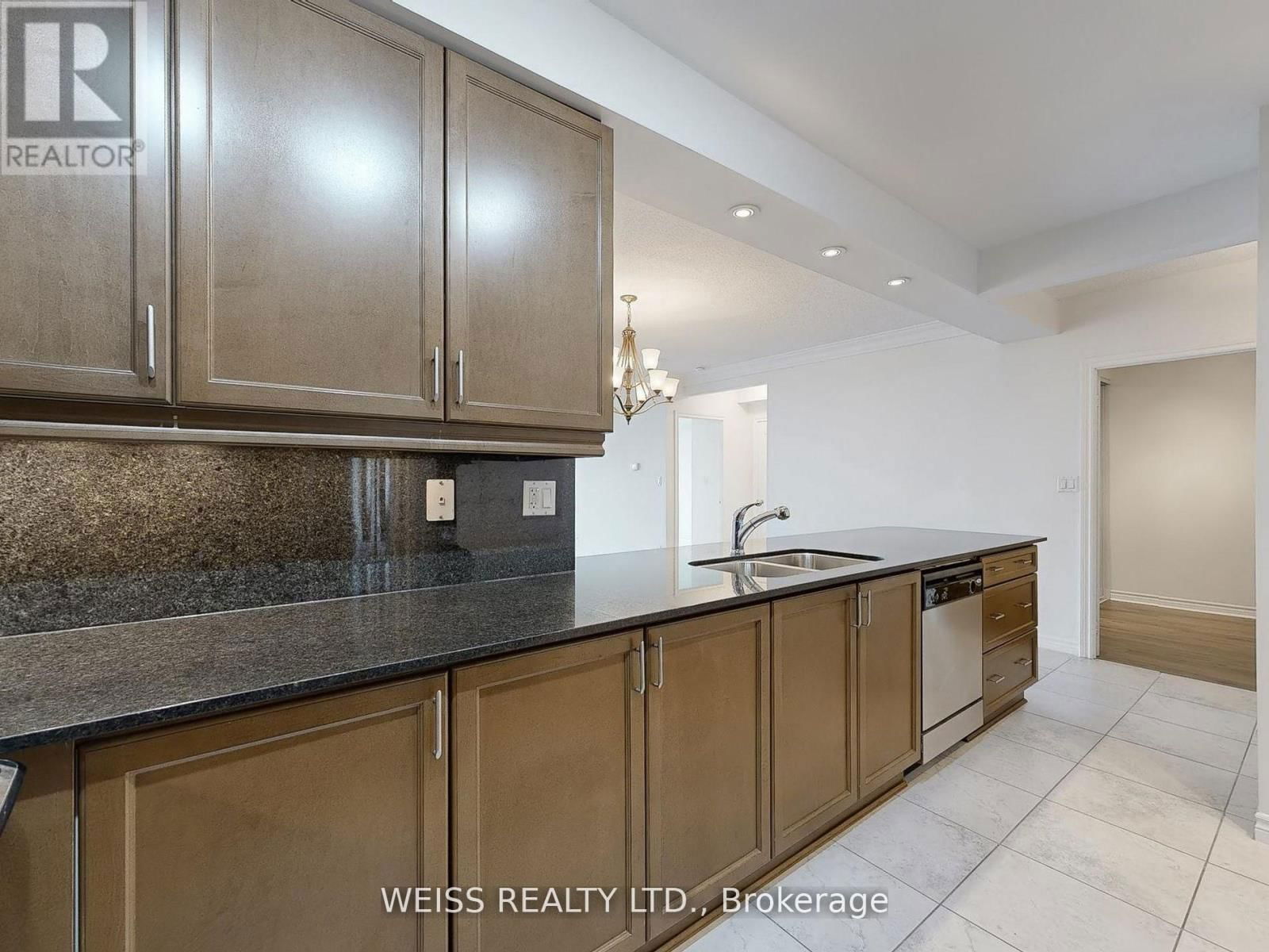 607 - 88 PROMENADE CIRCLE Image 7