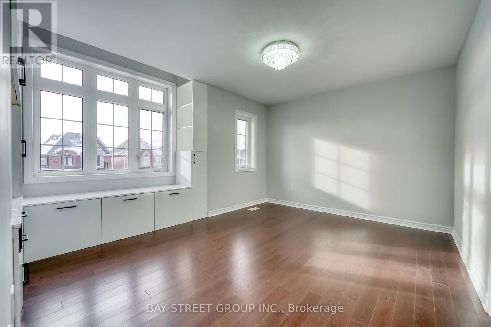 82 MANOR HAMPTON STREET Image 22