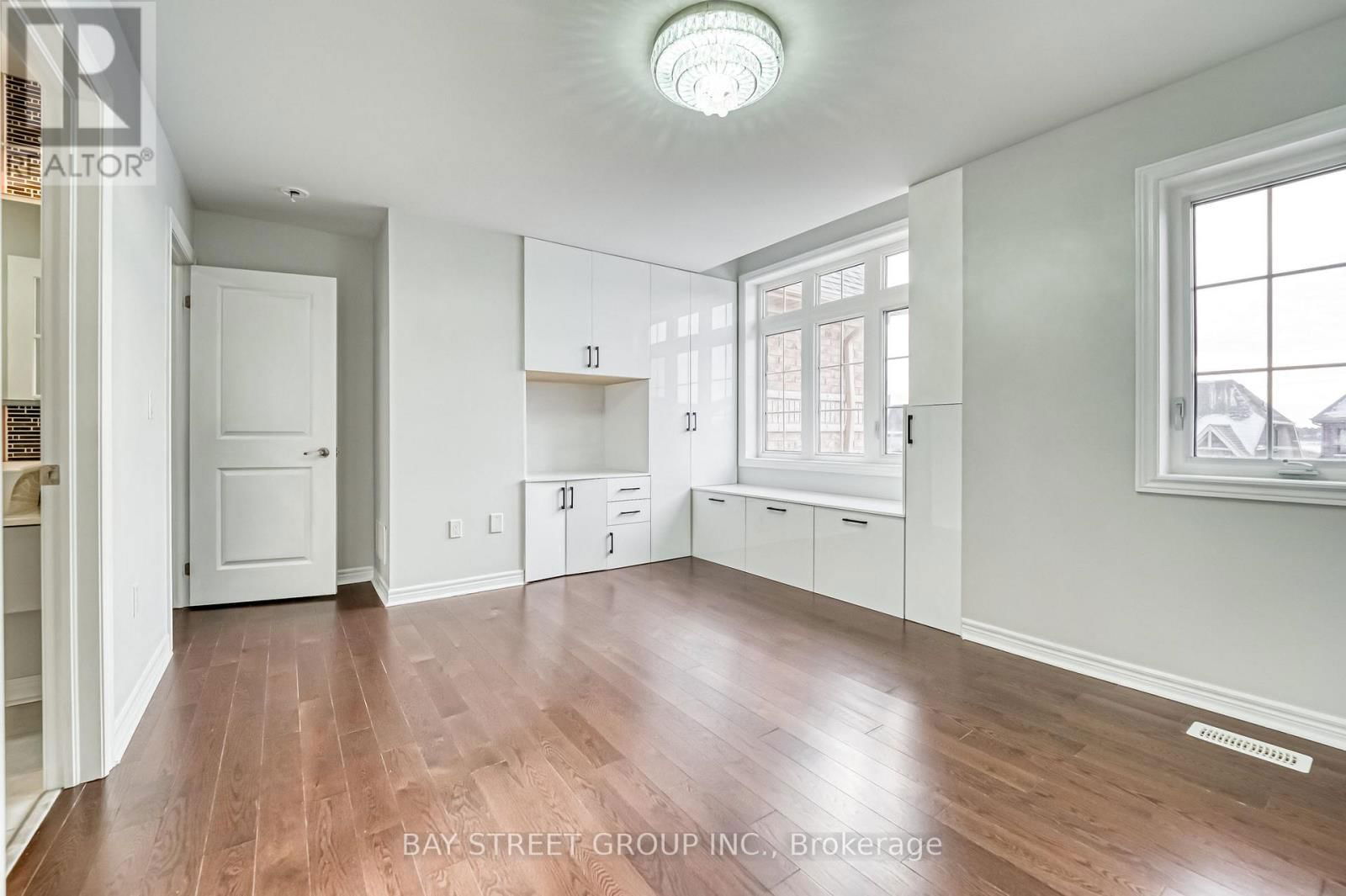 82 MANOR HAMPTON STREET Image 23