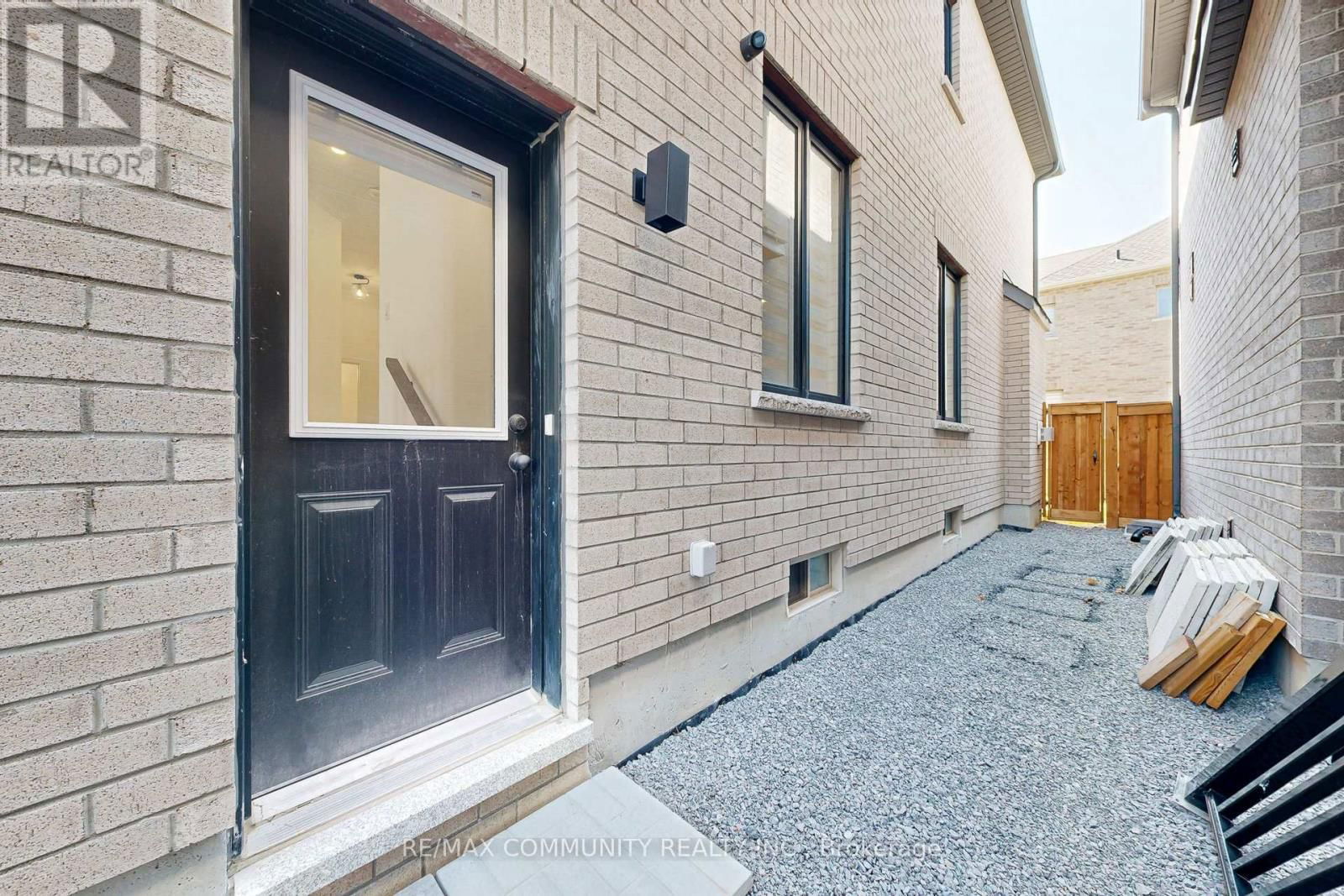 49 CONDUCTOR AVENUE Image 30