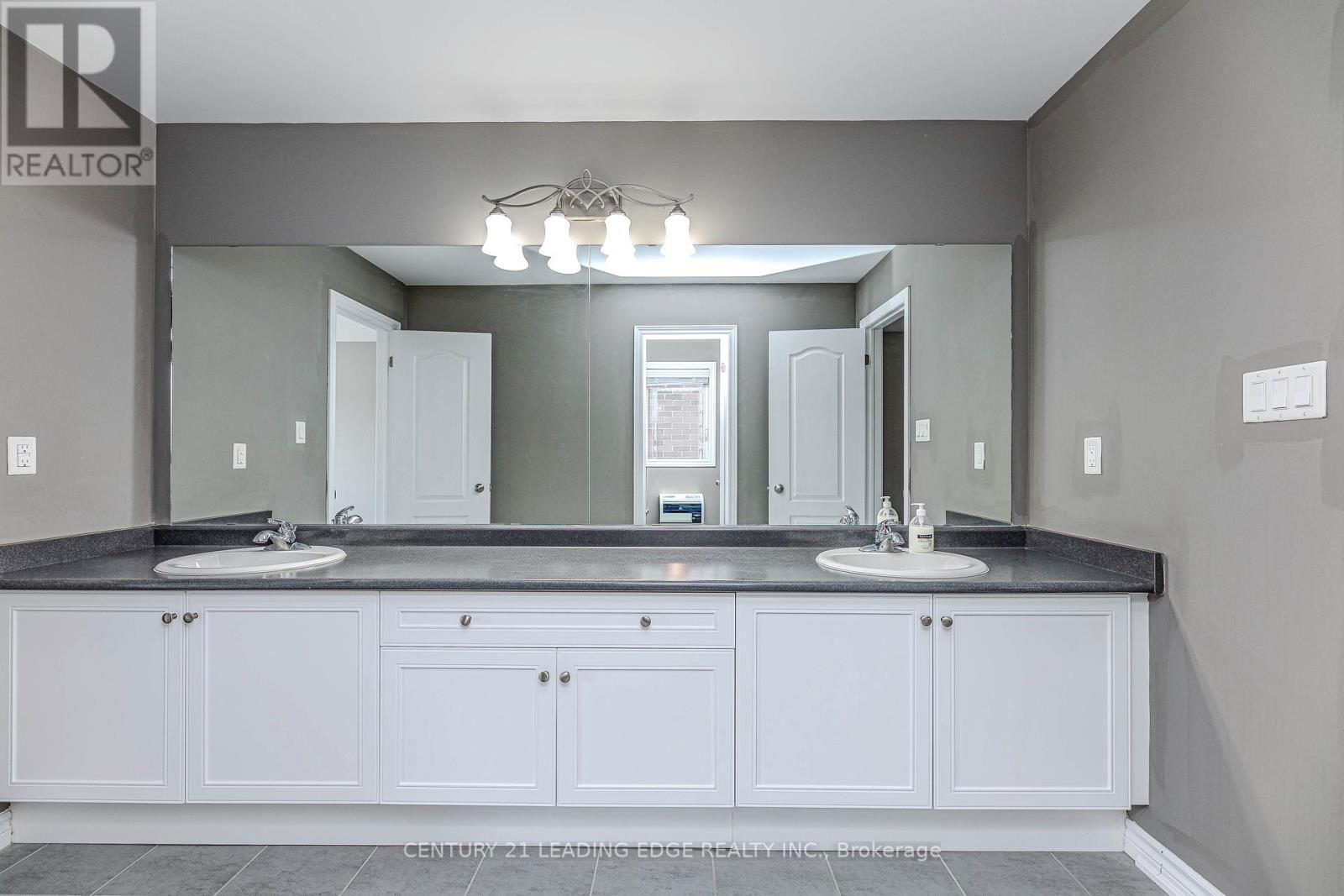 122 MCKENZIE WAY Image 32
