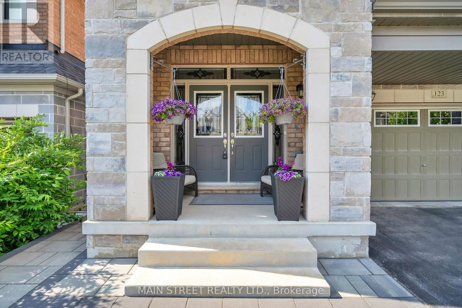 123 MONDIAL CRESCENT Image 2