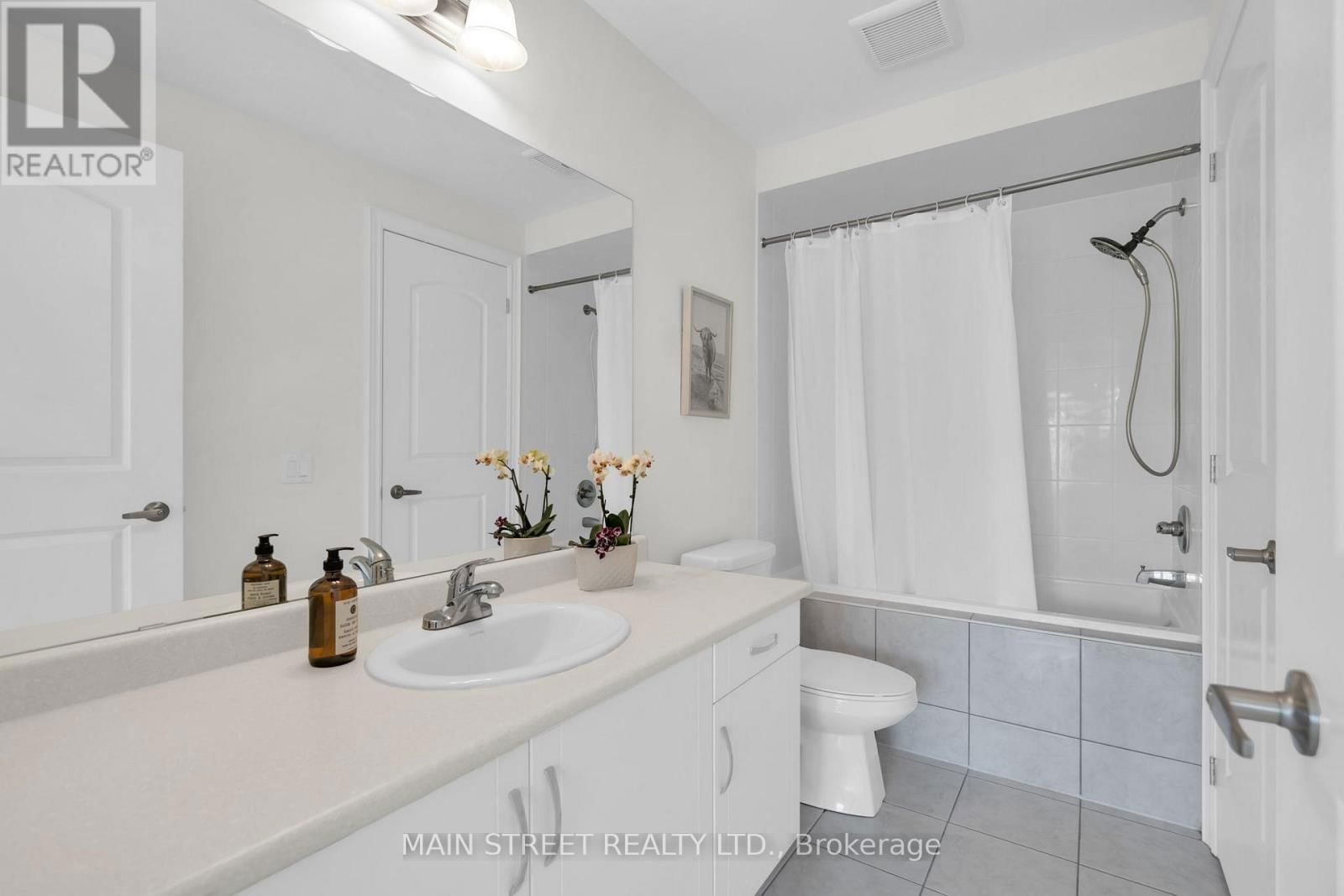 123 MONDIAL CRESCENT Image 22