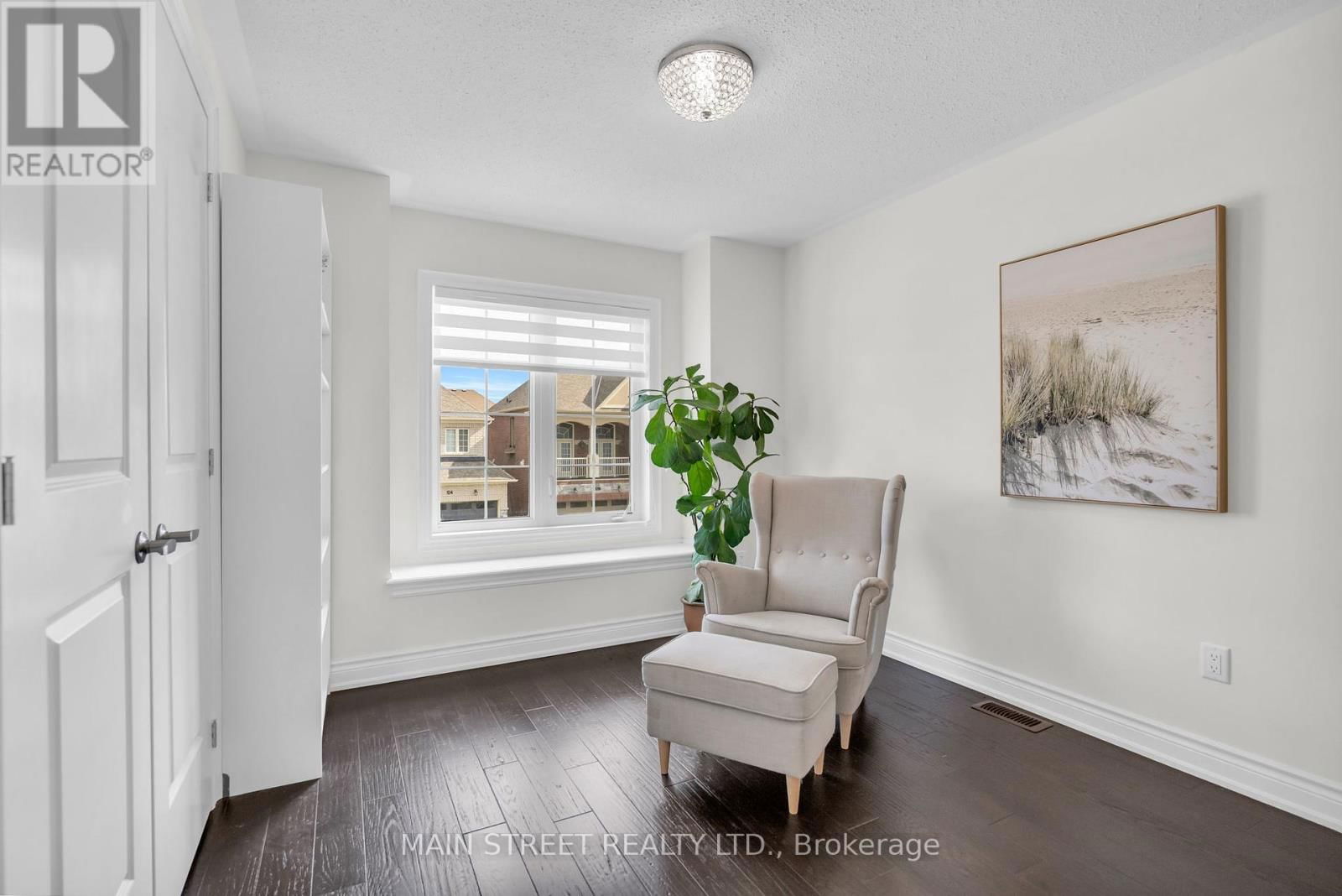 123 MONDIAL CRESCENT Image 24