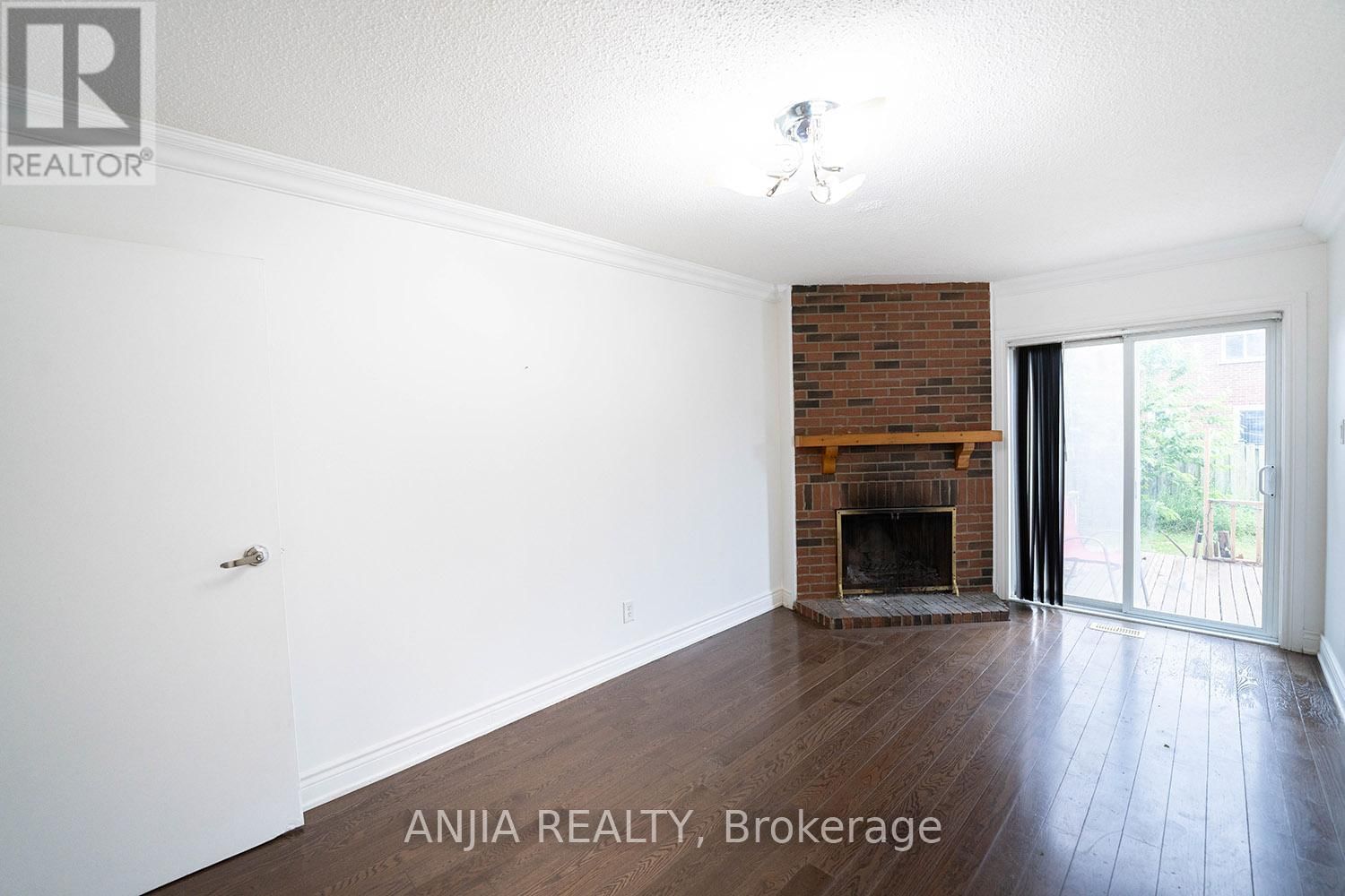 19 DUNBAR CRESCENT Image 10