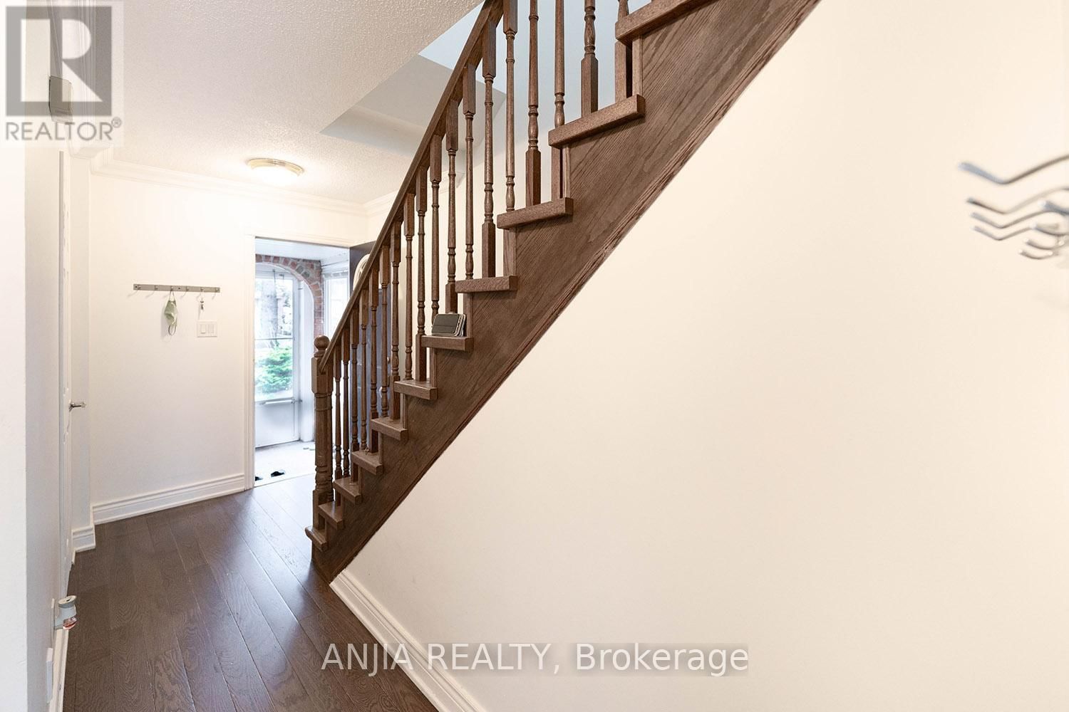 19 DUNBAR CRESCENT Image 13
