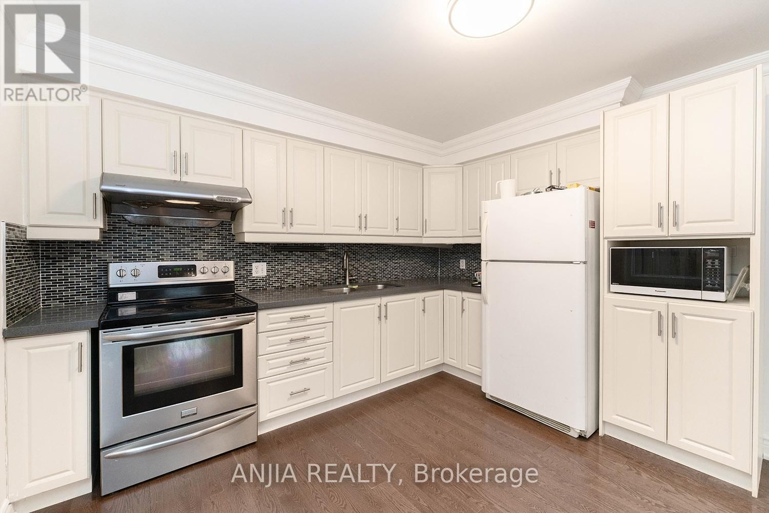 19 DUNBAR CRESCENT Image 18