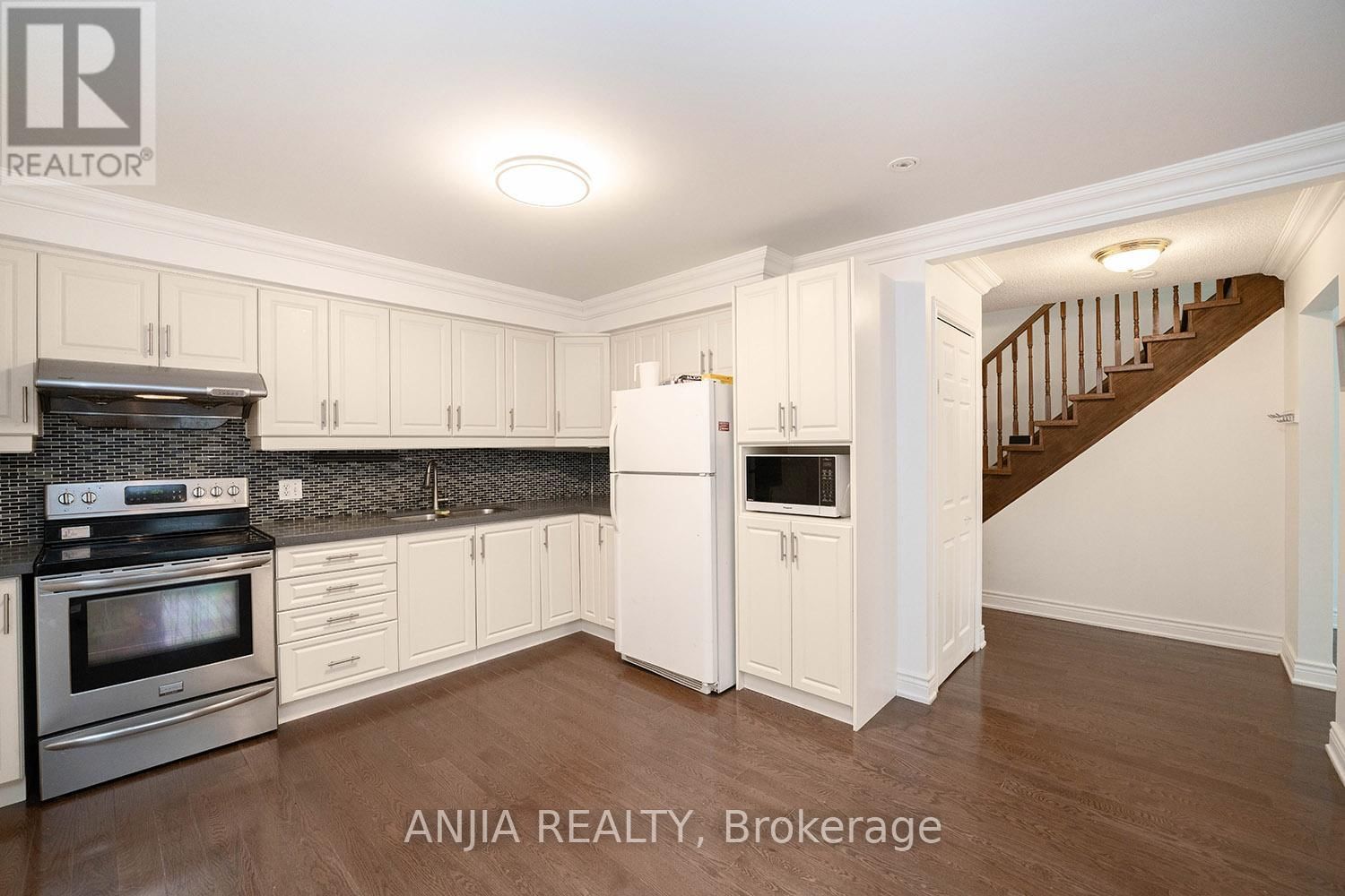 19 DUNBAR CRESCENT Image 21