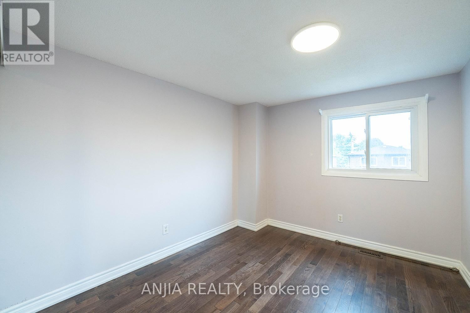 19 DUNBAR CRESCENT Image 29
