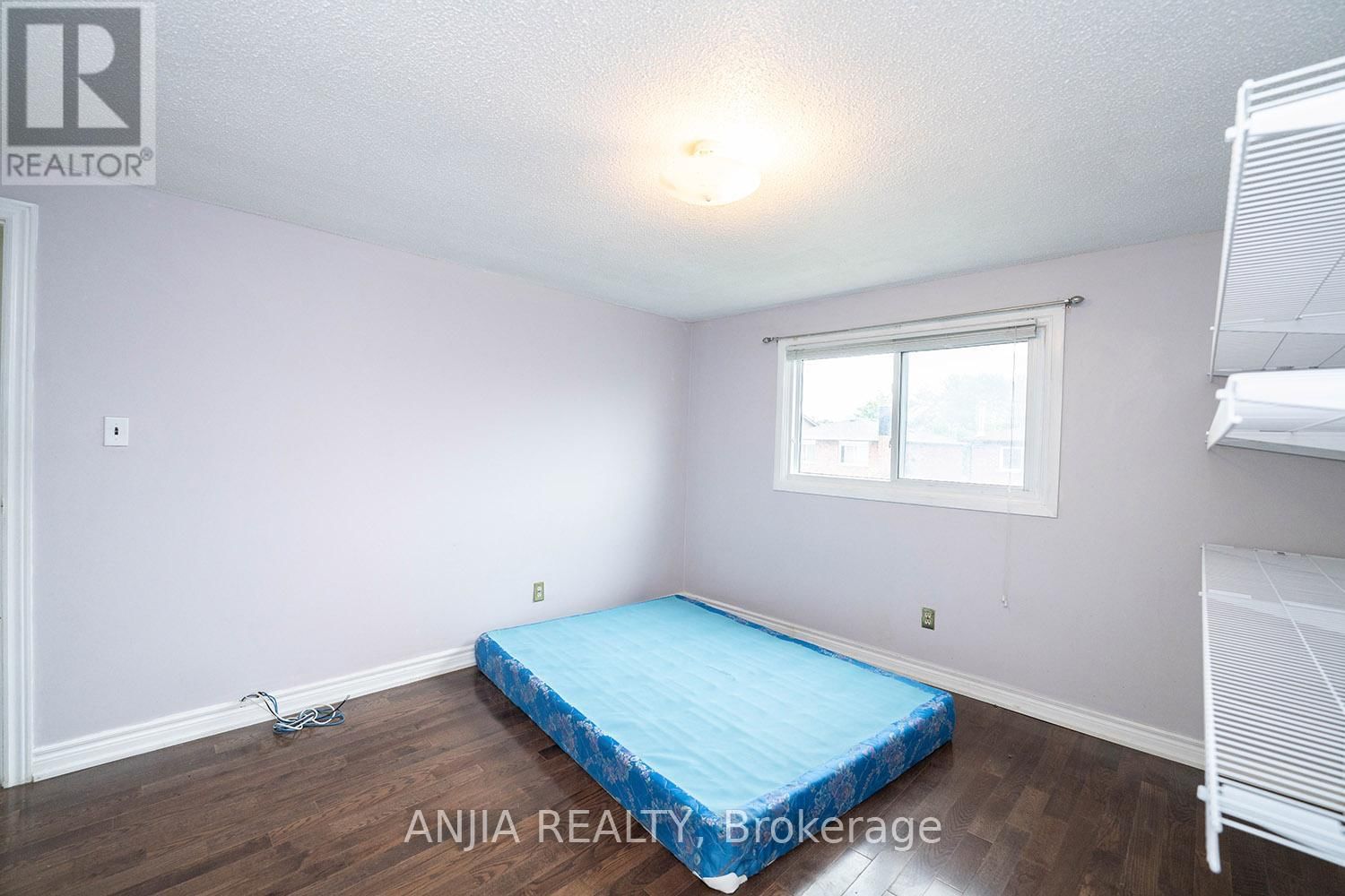 19 DUNBAR CRESCENT Image 32