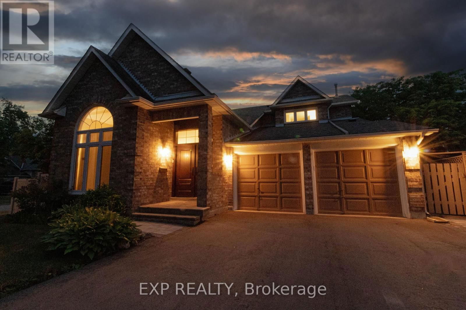 87 ROYAL AMBER CRESCENT Image 3