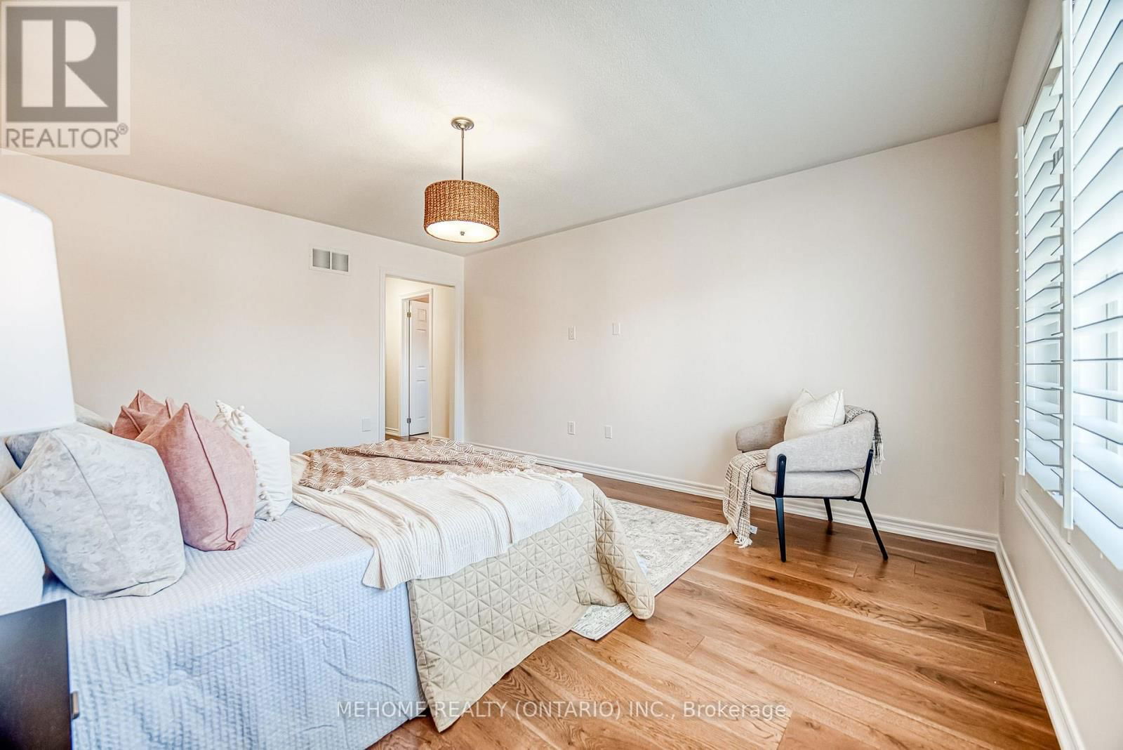 100 IAN BARON AVENUE Image 31