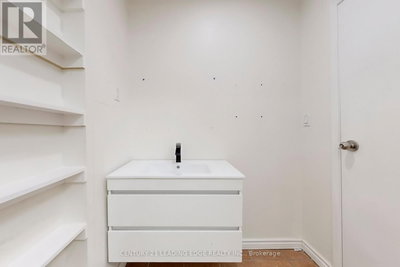 Image #1 of Commercial for Sale at Bathurst, Newmarket , Ontario