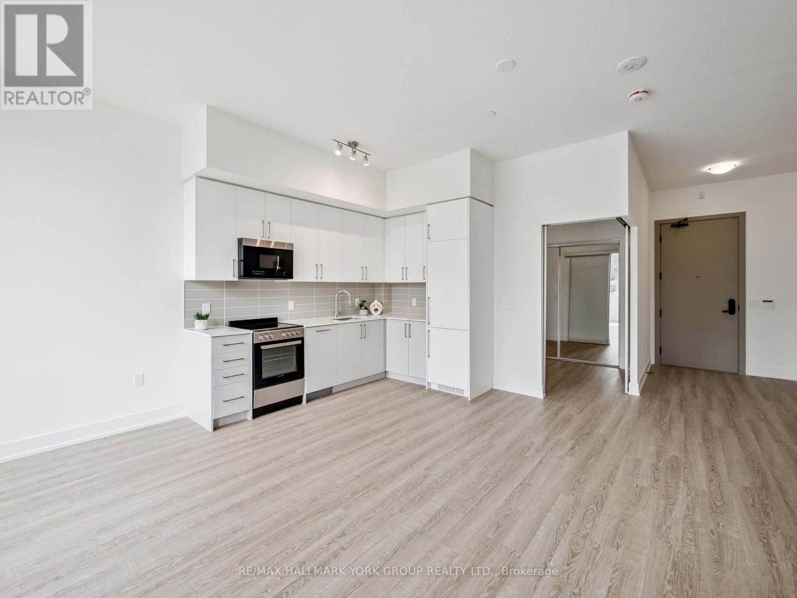 104 - 2075 KING ROAD Image 14