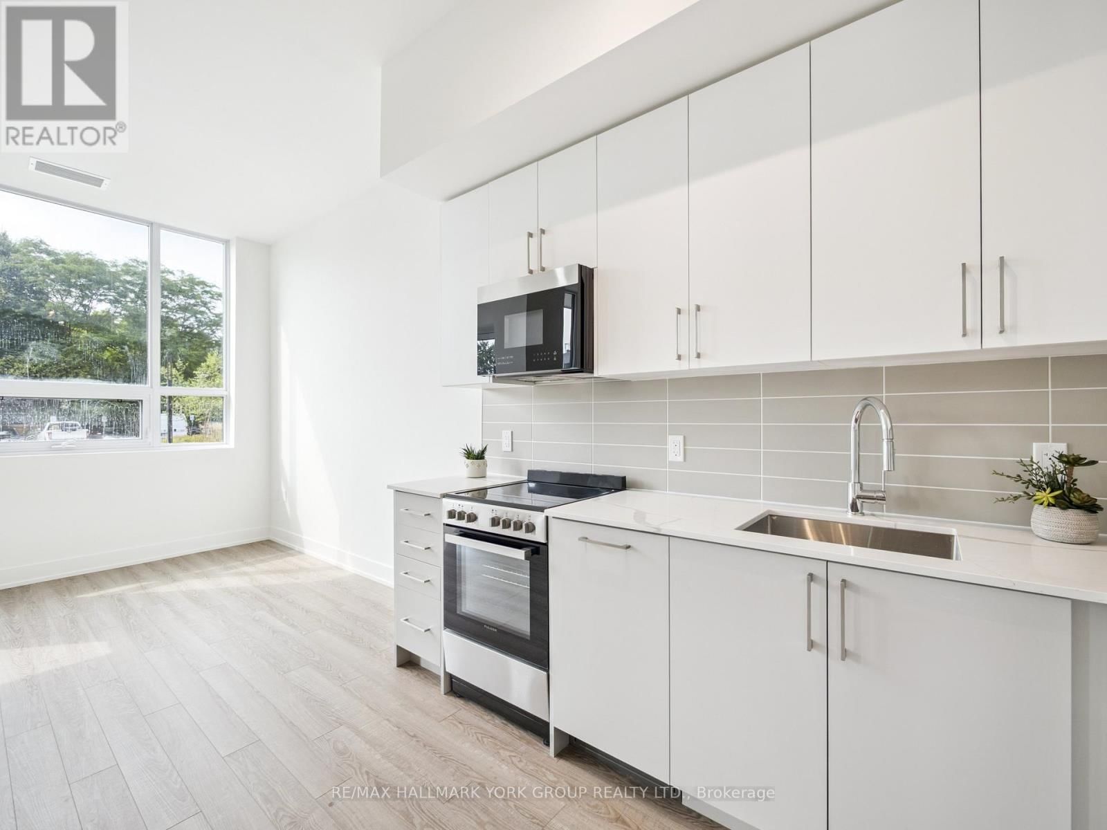 104 - 2075 KING ROAD Image 15