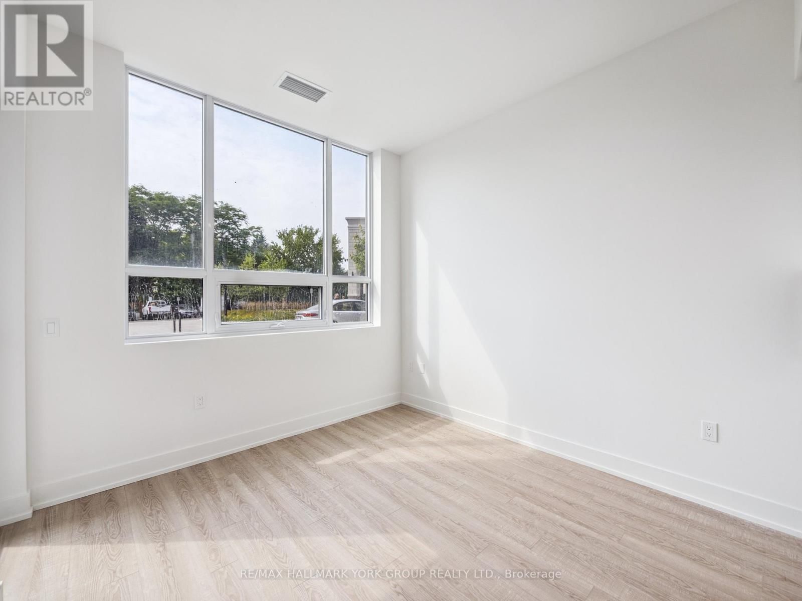 104 - 2075 KING ROAD Image 17