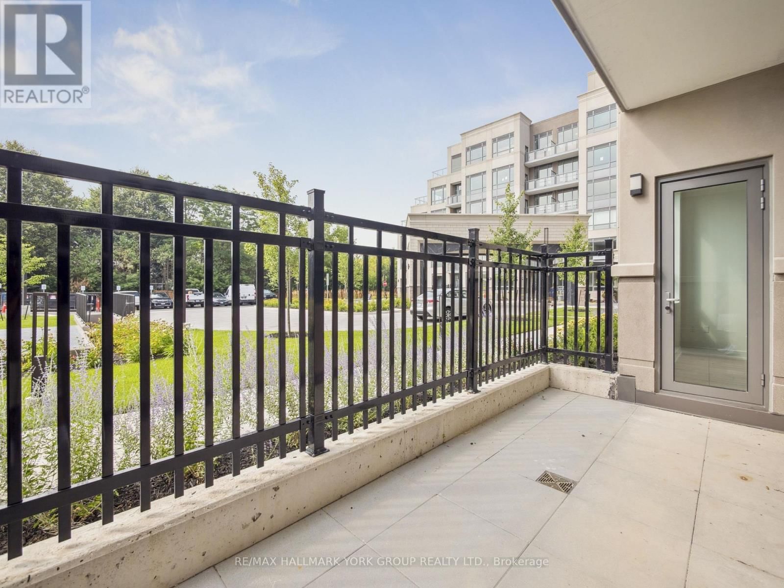 104 - 2075 KING ROAD Image 28