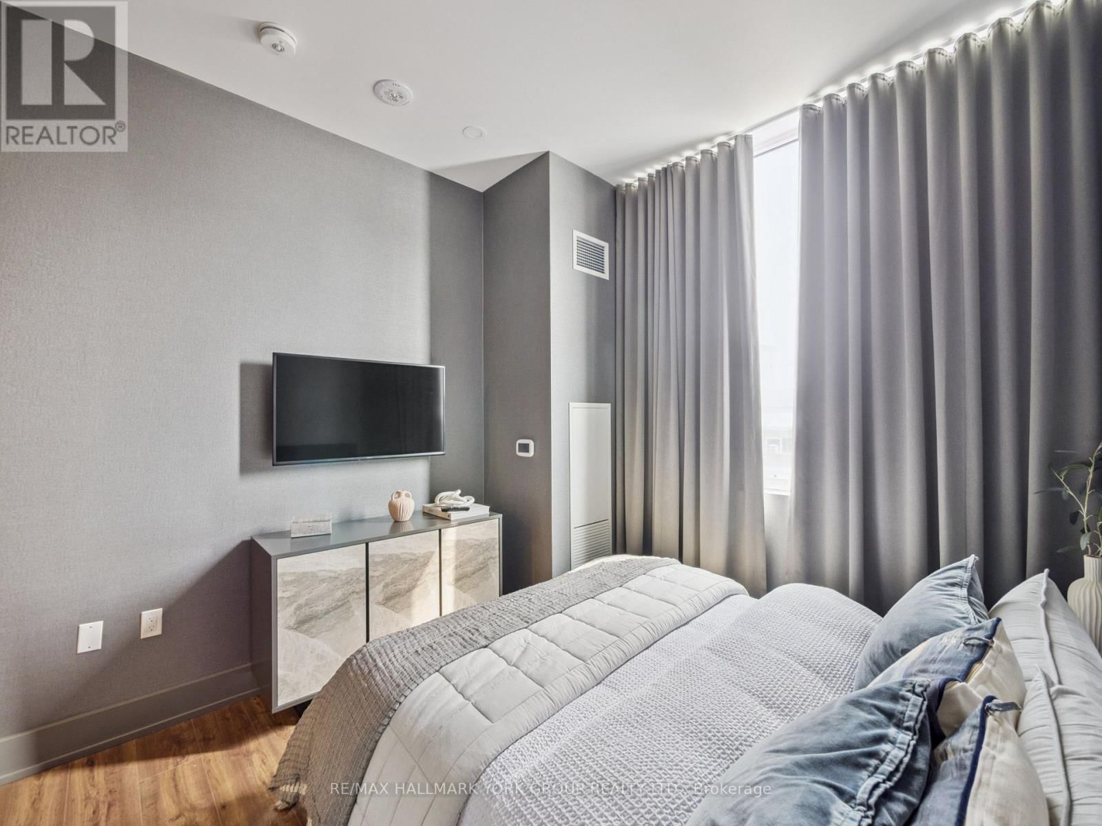 104 - 2075 KING ROAD Image 31