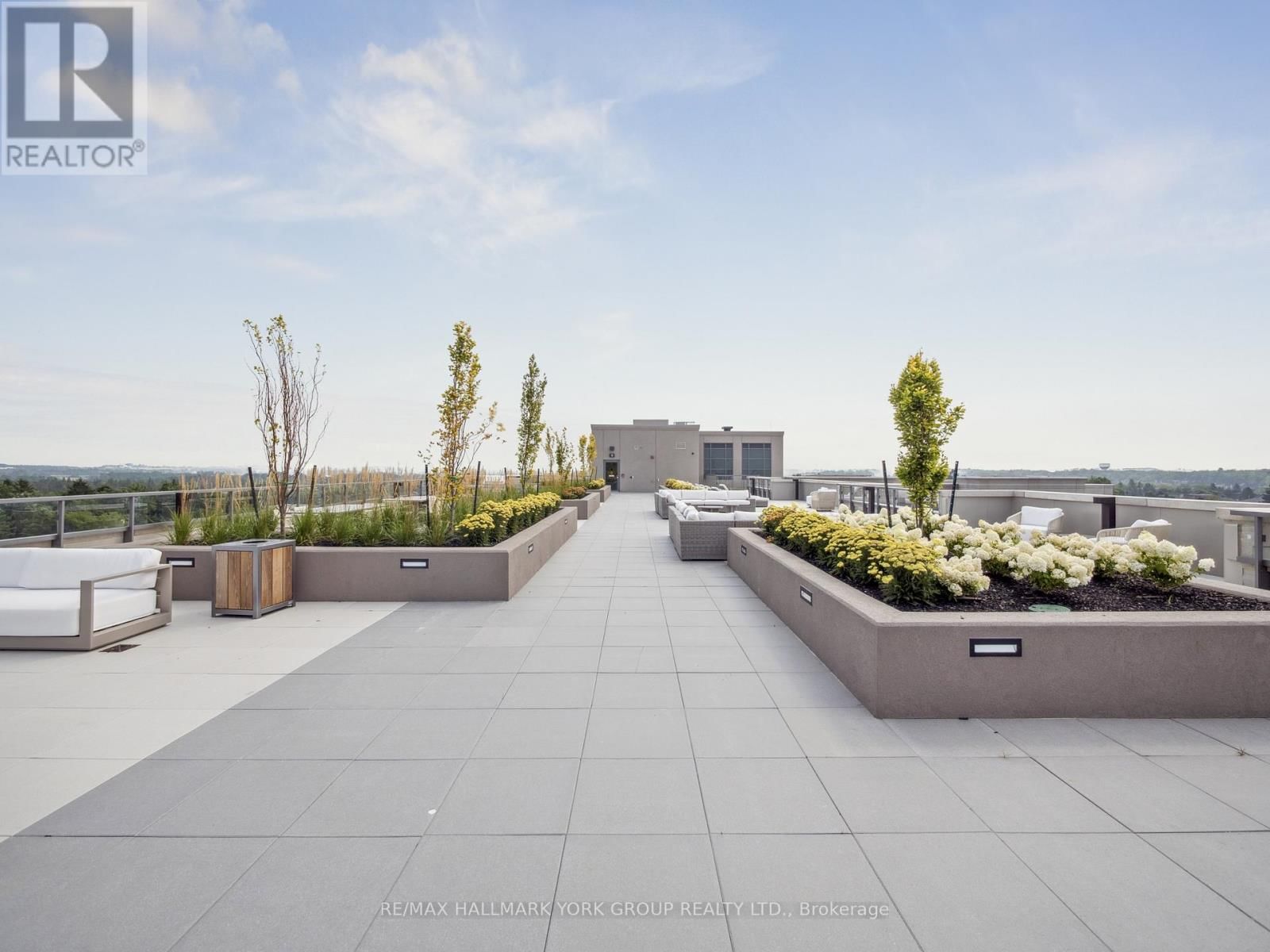 104 - 2075 KING ROAD Image 38