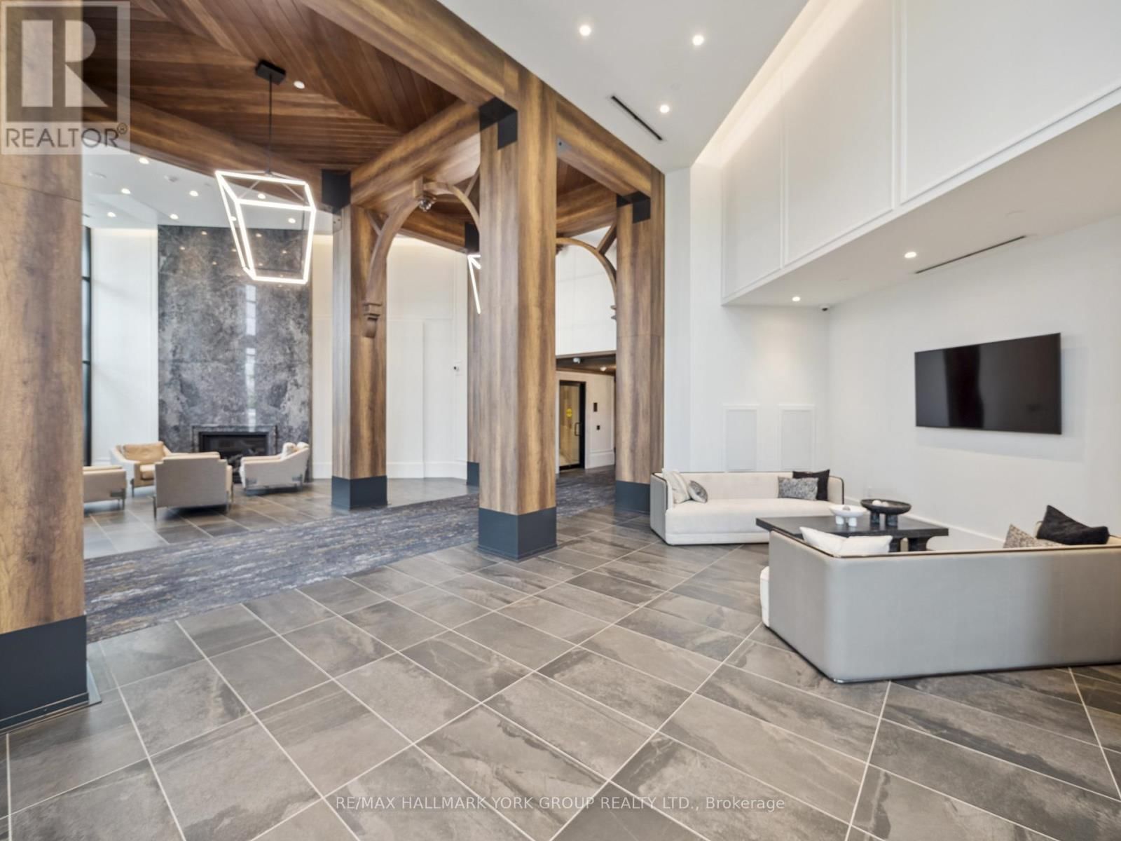 104 - 2075 KING ROAD Image 39