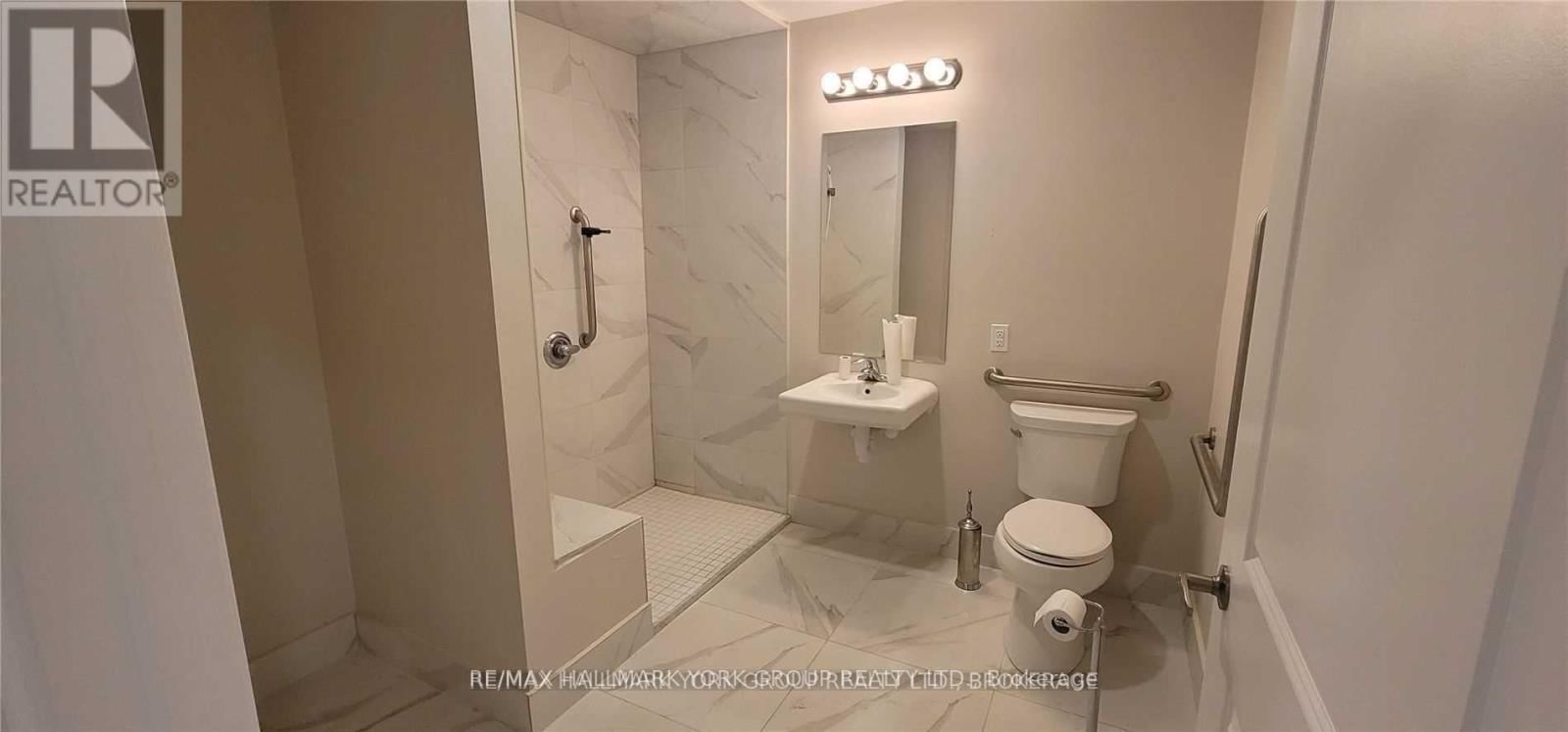 102 - 32 WELLINGTON STREET EAST Image 4