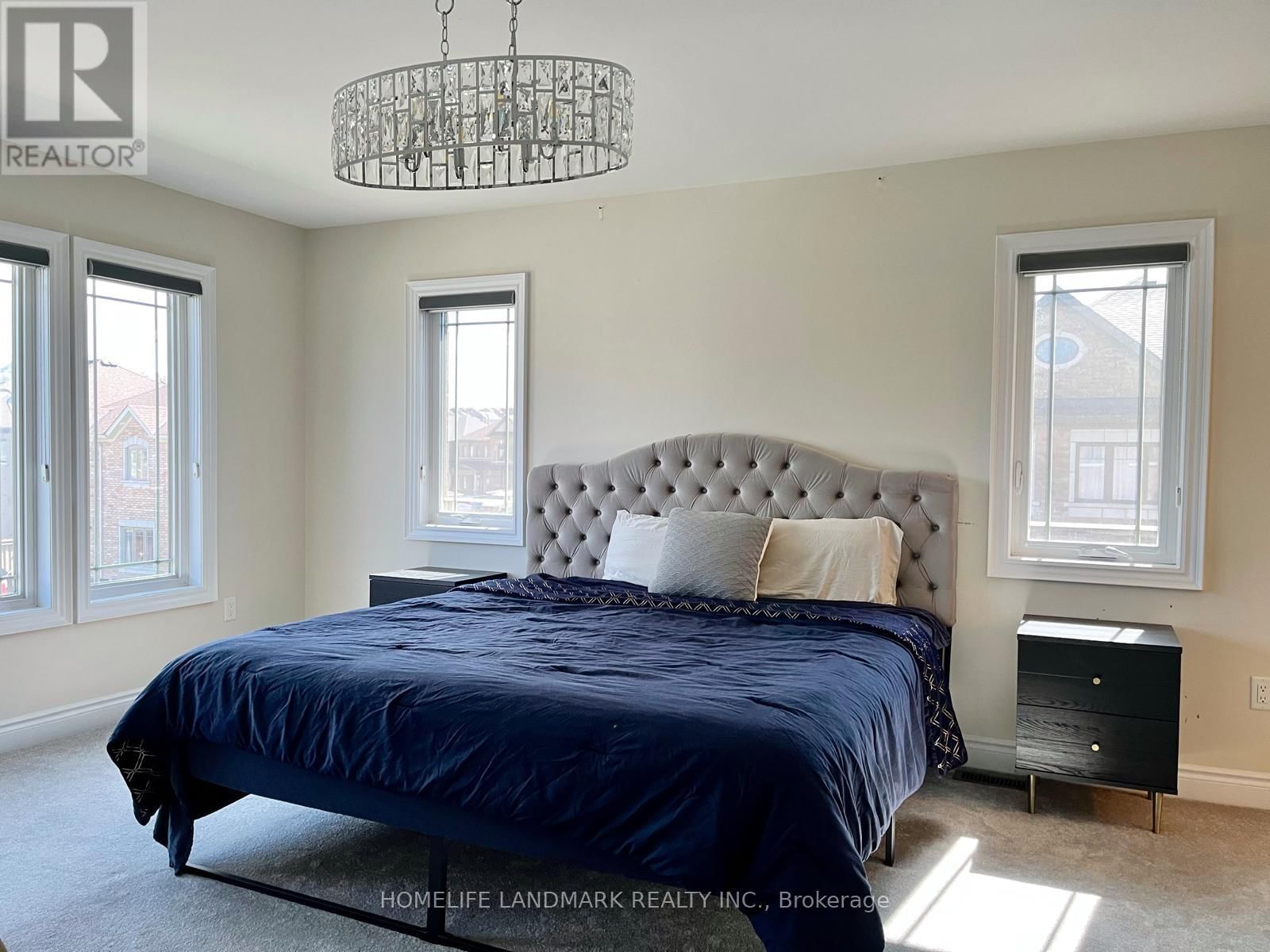 LORNE THOMAS PLACE Image 13