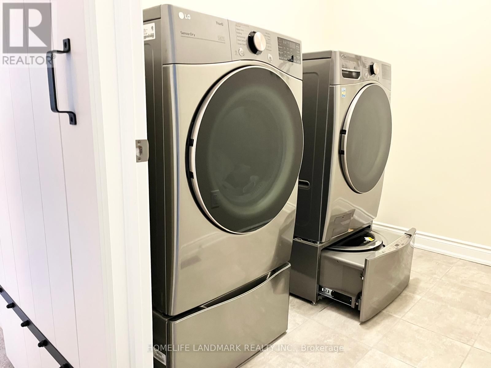 LORNE THOMAS PLACE Image 17